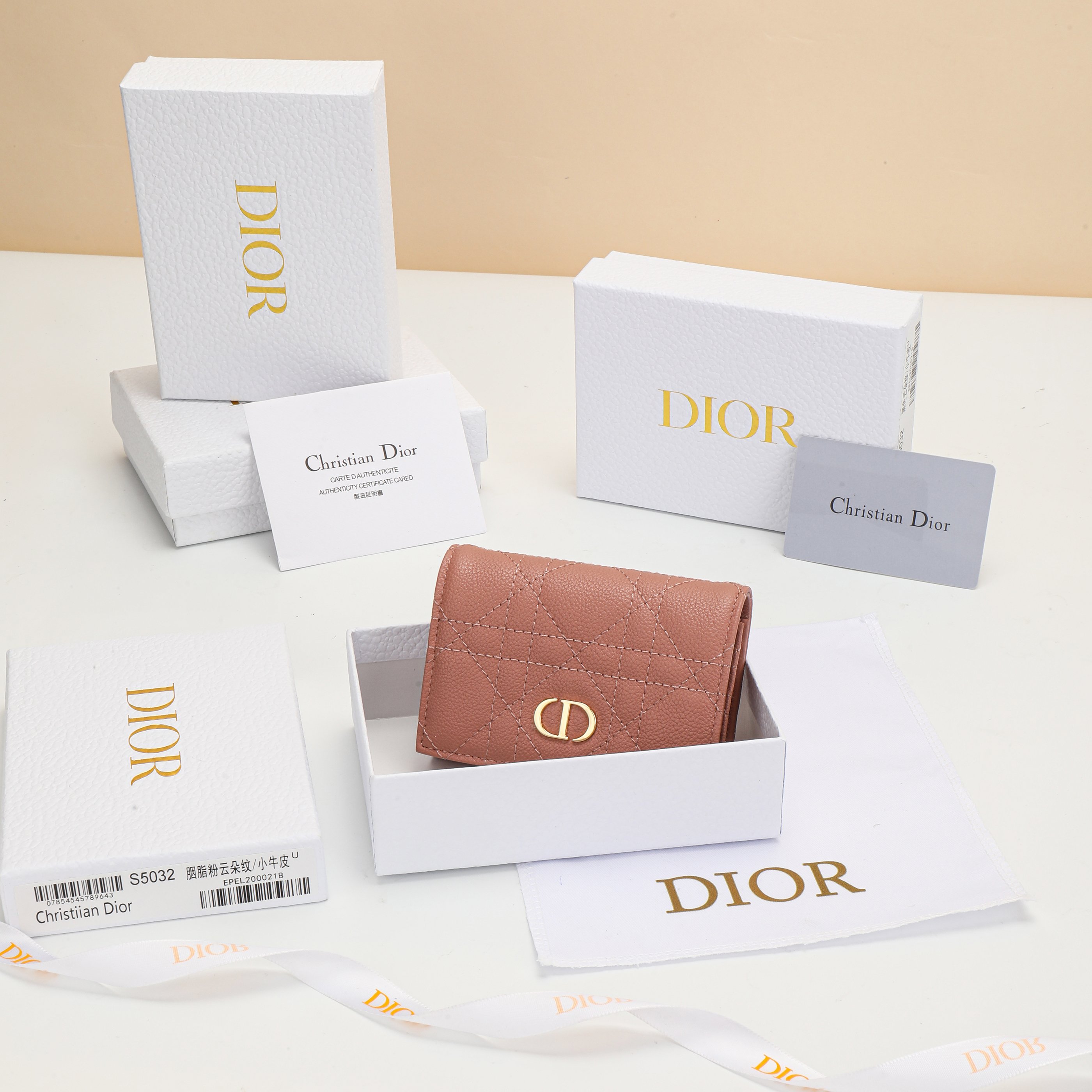 NO:853018,No. S5132UWHC_M900_TU Size 11×7.5×2.5cm This Dior Caro Glycine wallet is compact, practical and unique. It is carefully made of blush pink soft cow leather, decorated with cannage pattern topstitching, and embellished with the CD logo on the front to enhance the style. Elegant and refined, it can store various daily necessities, suitable for various occasions, and can be combined with other Dior Caro  Single product matching., Dior wallet, dior, wallets, cowhide19860909编号S5132UWHC_M900_TU 尺寸11×7.5×2.5cm 这款 Dior Caro Glycine钱包精巧实用,别具一格.采用胭脂粉色柔软 牛皮革精心制作,饰以藤格纹缉面线,正面点缀以 CD 标志提升格 调.高雅精致,可收纳各种日常用品,适合各种场合,可与其他 Dior Caro 单品搭配.,Dior钱包,dior,wallets,cowhide,欧美剧