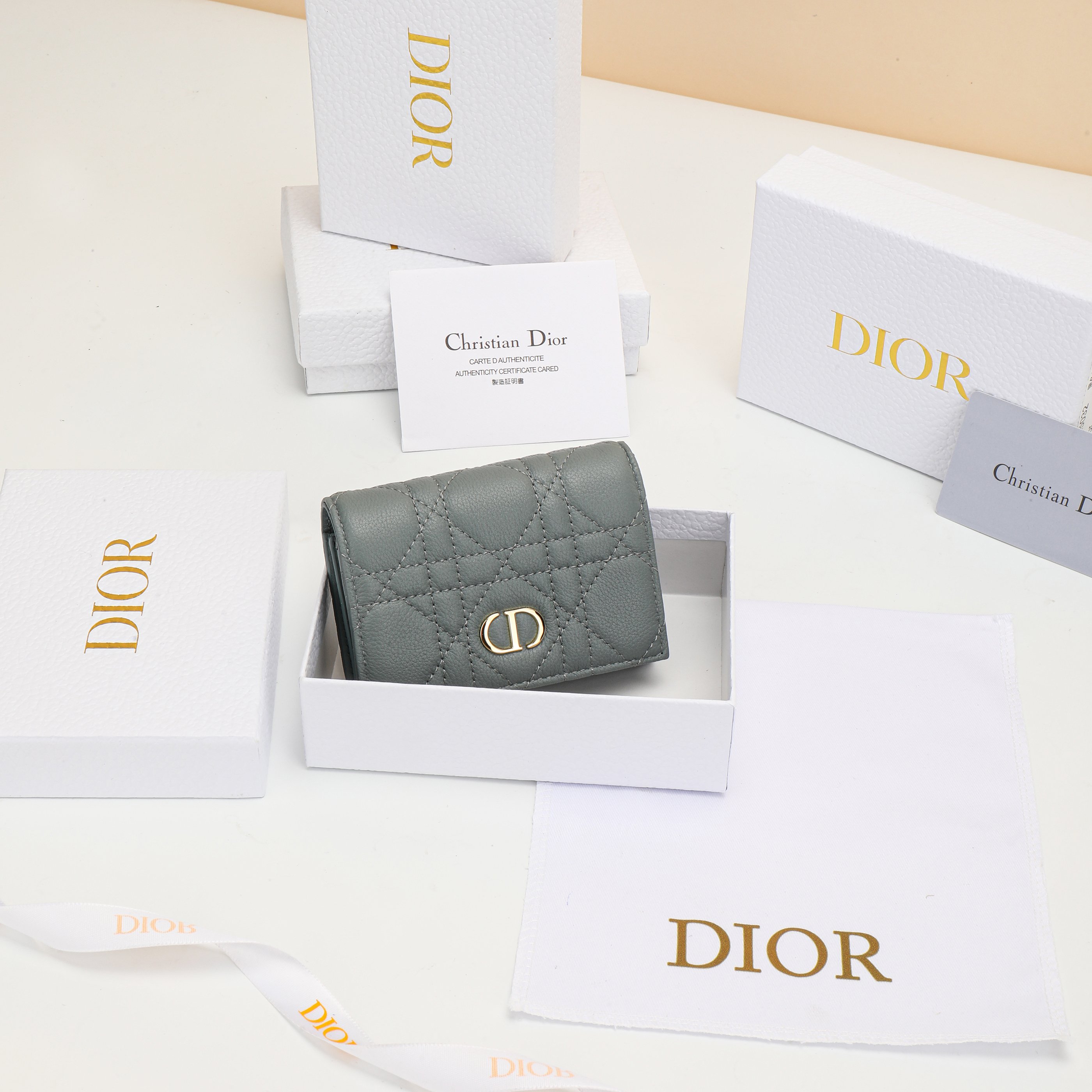 NO:853025,No. S5132UWHC_M900_TU Size 11×7.5×2.5cm This Dior Caro Glycine wallet is compact, practical and unique. It is carefully made of cloud blue soft cow leather, decorated with cannage pattern topstitching, and embellished with the CD logo on the front to enhance the style. Elegant and refined, it can store various daily necessities, suitable for various occasions, and can be combined with other Dior Caro  Single product matching., Dior wallet, dior, wallets, cowhide19860909编号S5132UWHC_M900_TU 尺寸11×7.5×2.5cm 这款 Dior Caro Glycine钱包精巧实用,别具一格.采用云雾蓝色柔软 牛皮革精心制作,饰以藤格纹缉面线,正面点缀以 CD 标志提升格 调.高雅精致,可收纳各种日常用品,适合各种场合,可与其他 Dior Caro 单品搭配.,Dior钱包,dior,wallets,cowhide,欧美剧