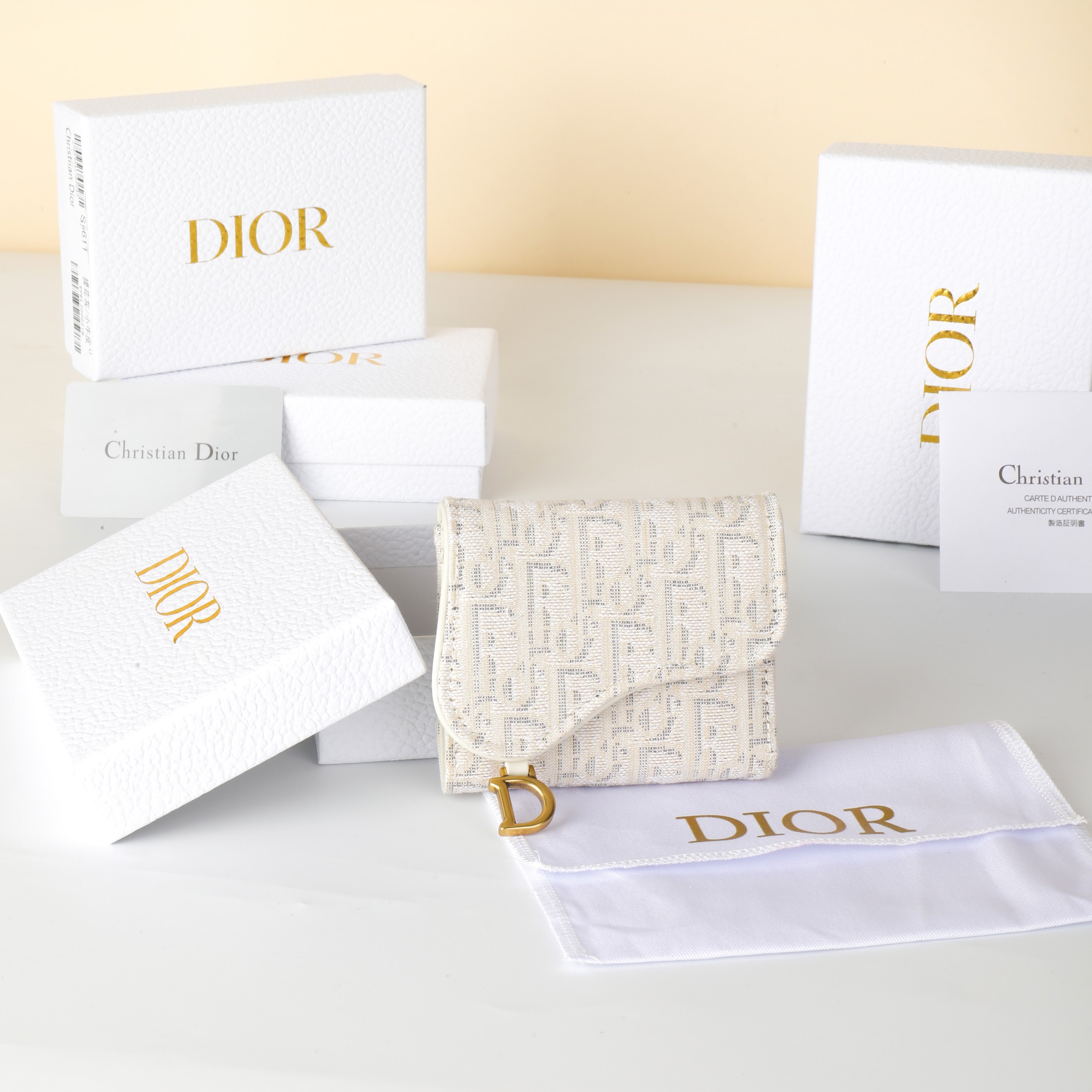 NO:853042,No. S5652CTZQ_M928_TU Size 10×9×3cm This Lotus saddle wallet highlights the classic style of this series. It is carefully made of white Oblique printed fabric and other materials, with a classic asymmetric flap and retro gold finish metal stirrup D-shaped pendant. The style is classic and can store various daily necessities and can be easily put into various handbags. Dior wallet, dior, wallets19860909编号S5652CTZQ_M928_TU 尺寸10×9×3cm 这款 Lotus马鞍钱包彰显这--系列的经典风格.采用白色 Oblique 印花面料等材质精心制作,配经典的不对称翻盖和复古金色饰面 金属马镫D形吊饰.款式经典,可收纳各种日常用品,亦可轻松放 入各式手袋中.,Dior钱包,dior,wallets,欧美剧