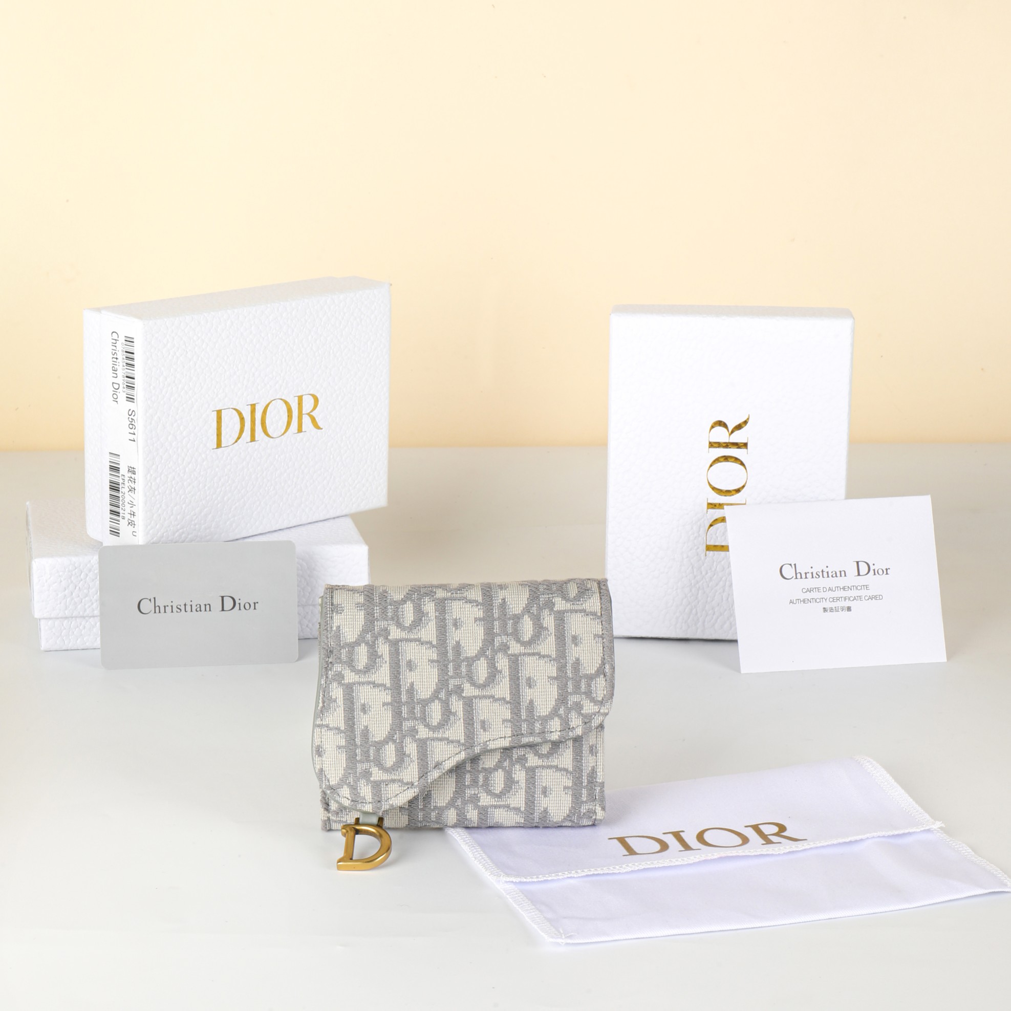 NO:853049,No. S5652CTZQ_M928_TU Size 10×9×3cm This Lotus saddle wallet highlights the classic style of this series. It is carefully made of gray Oblique printed fabric and other materials, with a classic asymmetric flap and retro gold finish metal stirrup D-shaped pendant. The style is classic, can store various daily necessities, and can also be easily put into various handbags., Dior wallet, dior, wallets19860909编号S5652CTZQ_M928_TU 尺寸10×9×3cm 这款 Lotus马鞍钱包彰显这--系列的经典风格.采用灰色 Oblique 印花面料等材质精心制作,配经典的不对称翻盖和复古金色饰面 金属马镫D形吊饰.款式经典,可收纳各种日常用品,亦可轻松放 入各式手袋中.,Dior钱包,dior,wallets,欧美剧