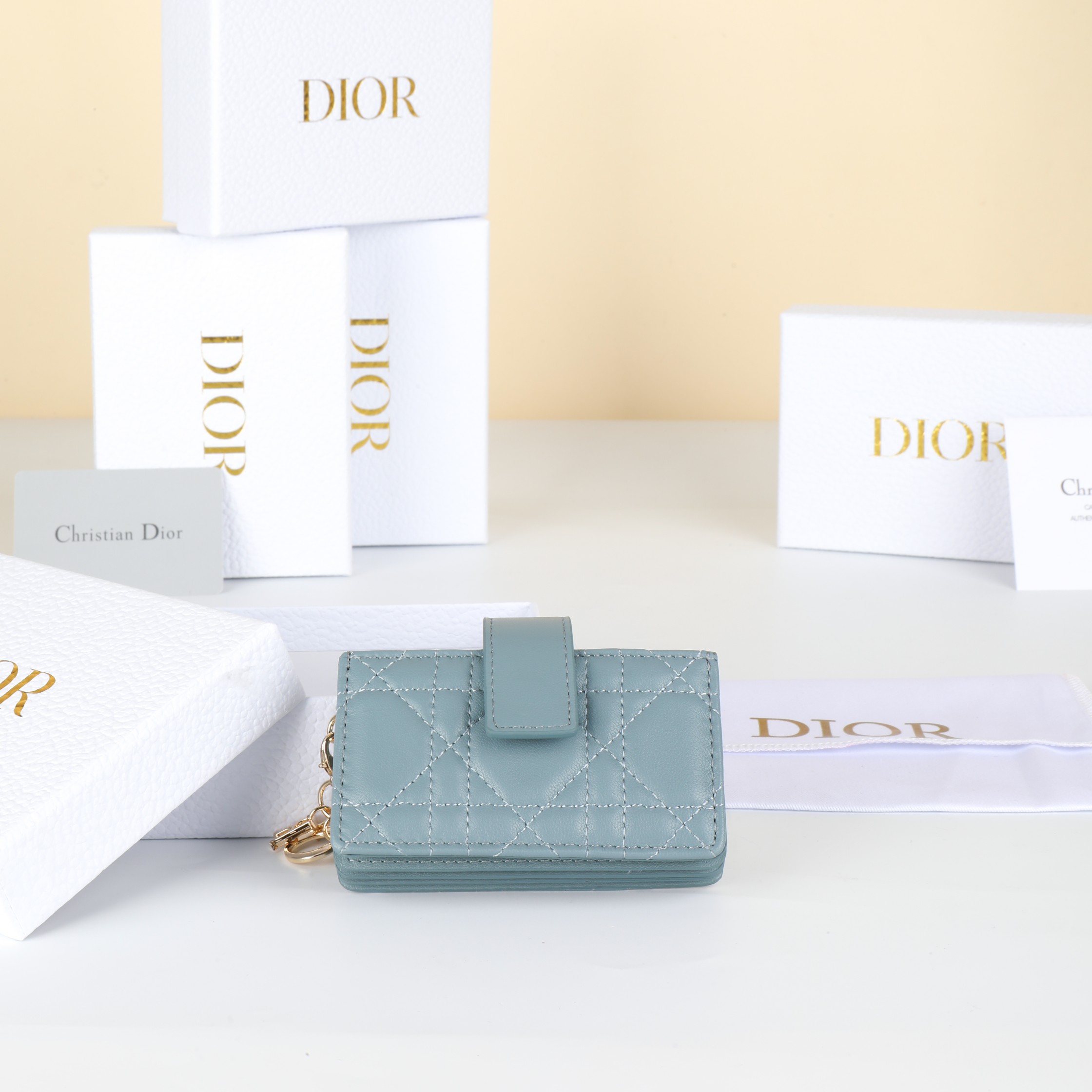 NO:853069,No. S0074ONMJ_M973_TU Dimensions 10.5×6×2.5cm This Lady Dior Jasmine card holder is decorated with classic cannage pattern topstitching, paying tribute to the exquisite craftsmanship of Dior leather craftsmen. Carefully crafted from cloud blue sheep leather, it is compact and practical and can store a variety of daily necessities. It is equipped with a detachable D.I.O.R. charm and ribbon snap closure, decorated with triangle gusset, and can be combined with other Lady Dior accessories.  Match Dior items to create matching looks., Dior wallet, dior, wallets, sheepskin19860909编号S0074ONMJ_M973_TU 尺寸10.5×6×2.5cm 这款 Lady Dior Jasmine 卡夹饰有经典的藤格纹缉面线,向 Dior皮 革工匠的精湛工艺致敬.采用云雾蓝色羊皮革精心制作,精巧实 用可收纳各种日常用品.搭配可拆卸的 D.I.O.R.吊饰和饰带按扣 开合,饰以三角形衬料,可与其他 Lady Dior 单品搭配,打造配套 造型.,Dior钱包,dior,wallets,sheepskin,欧美剧