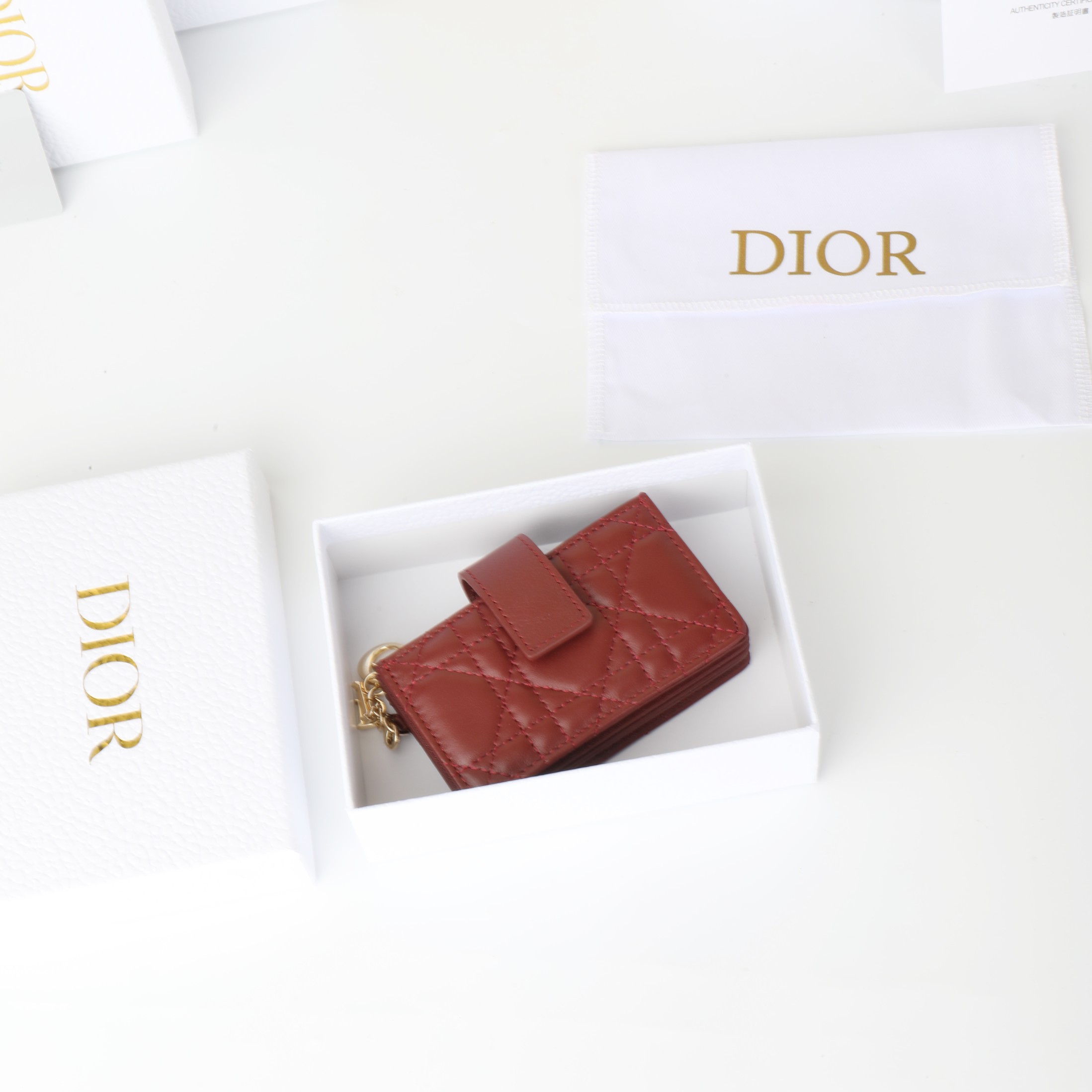 NO:853086,No. S0074ONMJ_M973_TU Dimensions 10.5×6×2.5cm This Lady Dior Jasmine card holder is decorated with classic cannage pattern topstitching, paying tribute to the exquisite craftsmanship of Dior leather craftsmen. Carefully crafted from burgundy sheep leather, it is compact and practical and can store a variety of daily necessities. It is equipped with a detachable D.I.O.R. charm and strap snap closure, decorated with triangle gusset, and can be combined with other Lady Dior charms.  Match Dior items to create matching looks., Dior wallet, dior, wallets, sheepskin19860909编号S0074ONMJ_M973_TU 尺寸10.5×6×2.5cm 这款 Lady Dior Jasmine 卡夹饰有经典的藤格纹缉面线,向 Dior皮 革工匠的精湛工艺致敬.采用酒红色羊皮革精心制作,精巧实 用可收纳各种日常用品.搭配可拆卸的 D.I.O.R.吊饰和饰带按扣 开合,饰以三角形衬料,可与其他 Lady Dior 单品搭配,打造配套 造型.,Dior钱包,dior,wallets,sheepskin,欧美剧