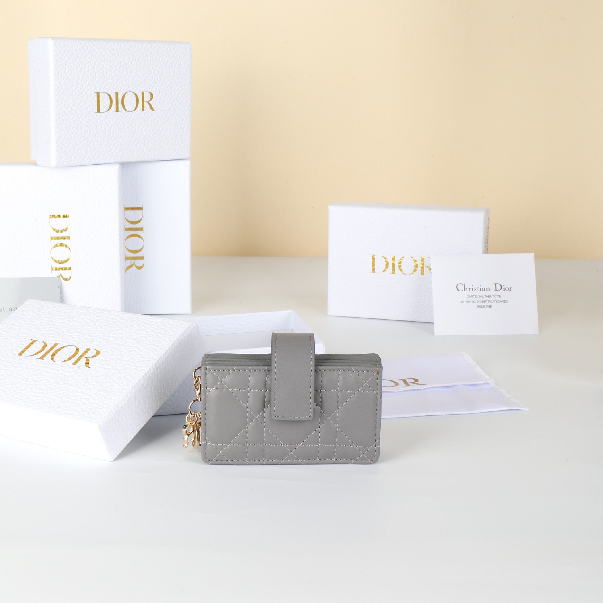 NO:853076,No. S0074ONMJ_M973_TU Dimensions 10.5×6×2.5cm This Lady Dior Jasmine card holder is decorated with classic cannage pattern topstitching, paying tribute to the exquisite craftsmanship of Dior leather craftsmen. Carefully crafted from gray sheepskin, it is compact and practical and can store a variety of daily necessities. It is equipped with a removable D.I.O.R. charm and strap snap closure, decorated with triangle gusset, and can be combined with other Lady Dior  Match individual items to create a matching look. Dior wallet, dior, wallets, sheepskin19860909编号S0074ONMJ_M973_TU 尺寸10.5×6×2.5cm 这款 Lady Dior Jasmine 卡夹饰有经典的藤格纹缉面线,向 Dior皮 革工匠的精湛工艺致敬.采用灰色羊皮革精心制作,精巧实 用可收纳各种日常用品.搭配可拆卸的 D.I.O.R.吊饰和饰带按扣 开合,饰以三角形衬料,可与其他 Lady Dior 单品搭配,打造配套 造型.,Dior钱包,dior,wallets,sheepskin,欧美剧