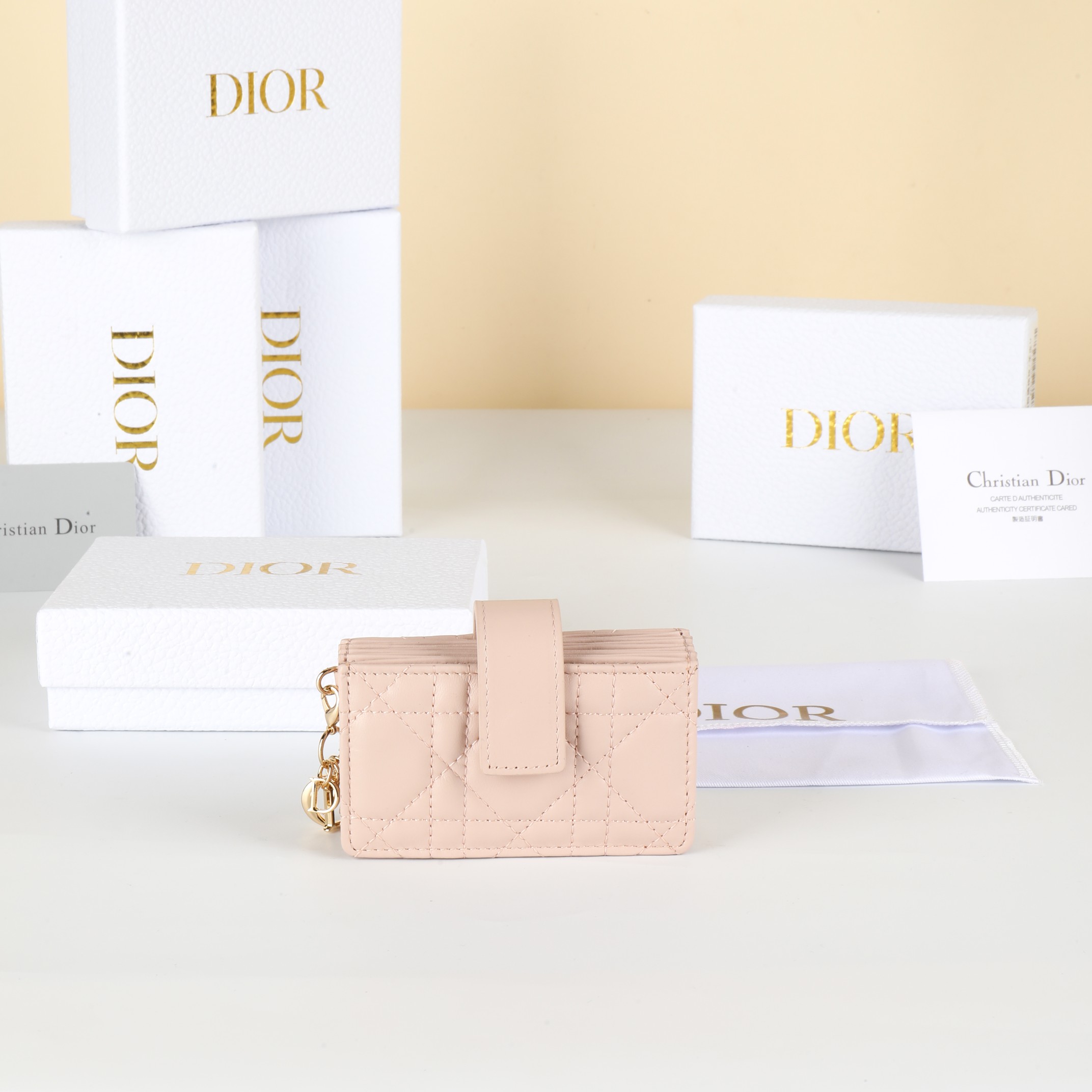 NO:853096,No. S0074ONMJ_M973_TU Size 10.5×6×2.5cm This Lady Dior Jasmine card holder is decorated with classic cannage pattern topstitching, paying tribute to the exquisite craftsmanship of Dior leather craftsmen. Carefully crafted with blush pink sheep leather, it is compact and practical and can store a variety of daily necessities. It is equipped with a detachable D.I.O.R. charm and strap snap.  Fastening and gusseted gusset, can be combined with other Lady Dior pieces for a matching look.,Dior wallet,dior,wallets,sheepskin19860909编号S0074ONMJ_M973_TU 尺寸10.5×6×2.5cm 这款 Lady Dior Jasmine 卡夹饰有经典的藤格纹缉面线,向 Dior皮 革工匠的精湛工艺致敬.采用胭脂粉色羊皮革精心制作,精巧实 用可收纳各种日常用品.搭配可拆卸的 D.I.O.R.吊饰和饰带按扣 开合,饰以三角形衬料,可与其他 Lady Dior 单品搭配,打造配套 造型.,Dior钱包,dior,wallets,sheepskin,欧美剧