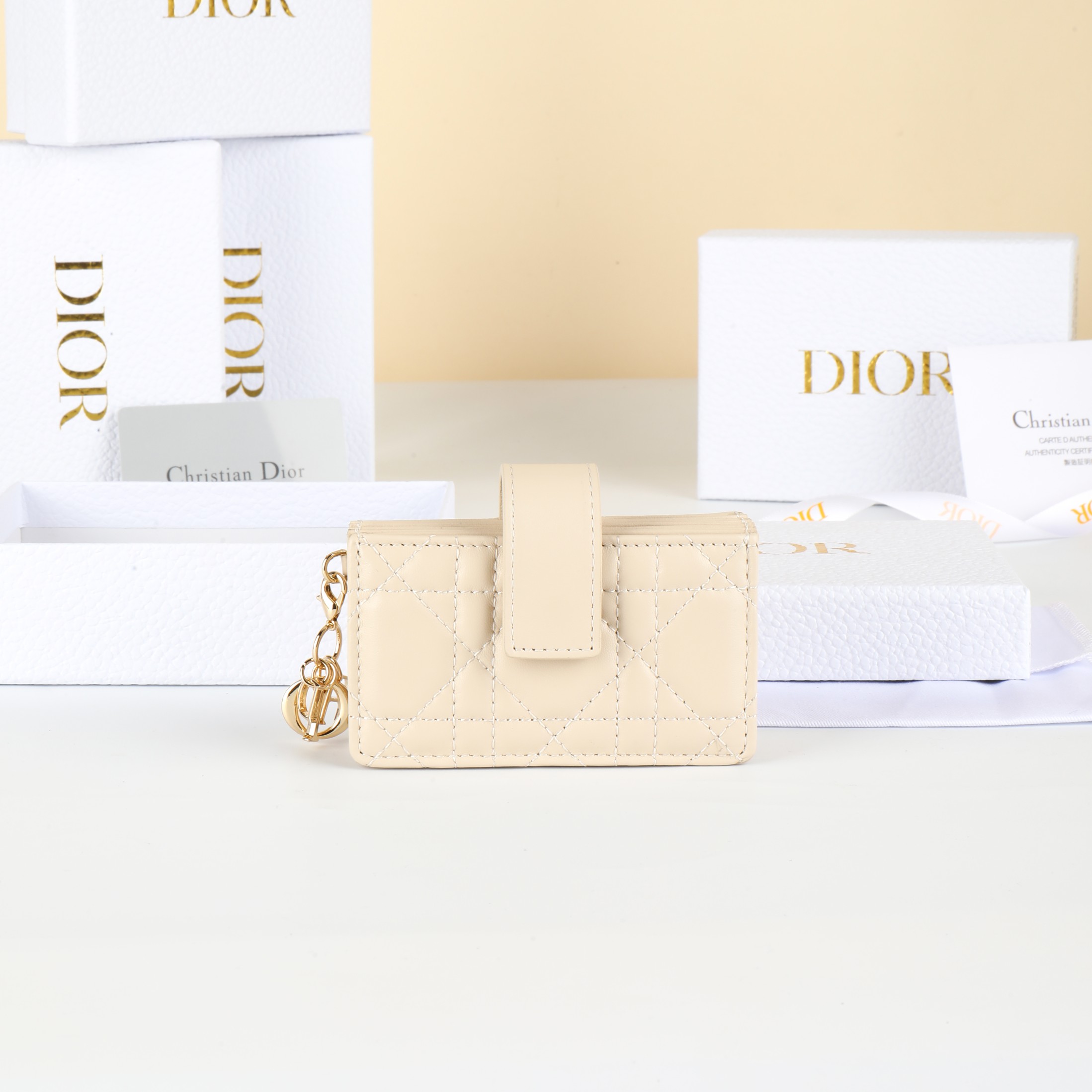 NO:853106,No. S0074ONMJ_M973_TU Dimensions 10.5×6×2.5cm This Lady Dior Jasmine card holder is decorated with classic cannage topstitching, paying tribute to the exquisite craftsmanship of Dior leather craftsmen. Carefully crafted from apricot sheep leather, it is compact and practical and can store a variety of daily necessities. It is equipped with a detachable D.I.O.R. charm and strap snap closure, decorated with triangle gusset, and can be combined with other Lady Dior bags.  Match Dior items to create matching looks., Dior wallet, dior, wallets, sheepskin19860909编号S0074ONMJ_M973_TU 尺寸10.5×6×2.5cm 这款 Lady Dior Jasmine 卡夹饰有经典的藤格纹缉面线,向 Dior皮 革工匠的精湛工艺致敬.采用杏色羊皮革精心制作,精巧实 用可收纳各种日常用品.搭配可拆卸的 D.I.O.R.吊饰和饰带按扣 开合,饰以三角形衬料,可与其他 Lady Dior 单品搭配,打造配套 造型.,Dior钱包,dior,wallets,sheepskin,欧美剧