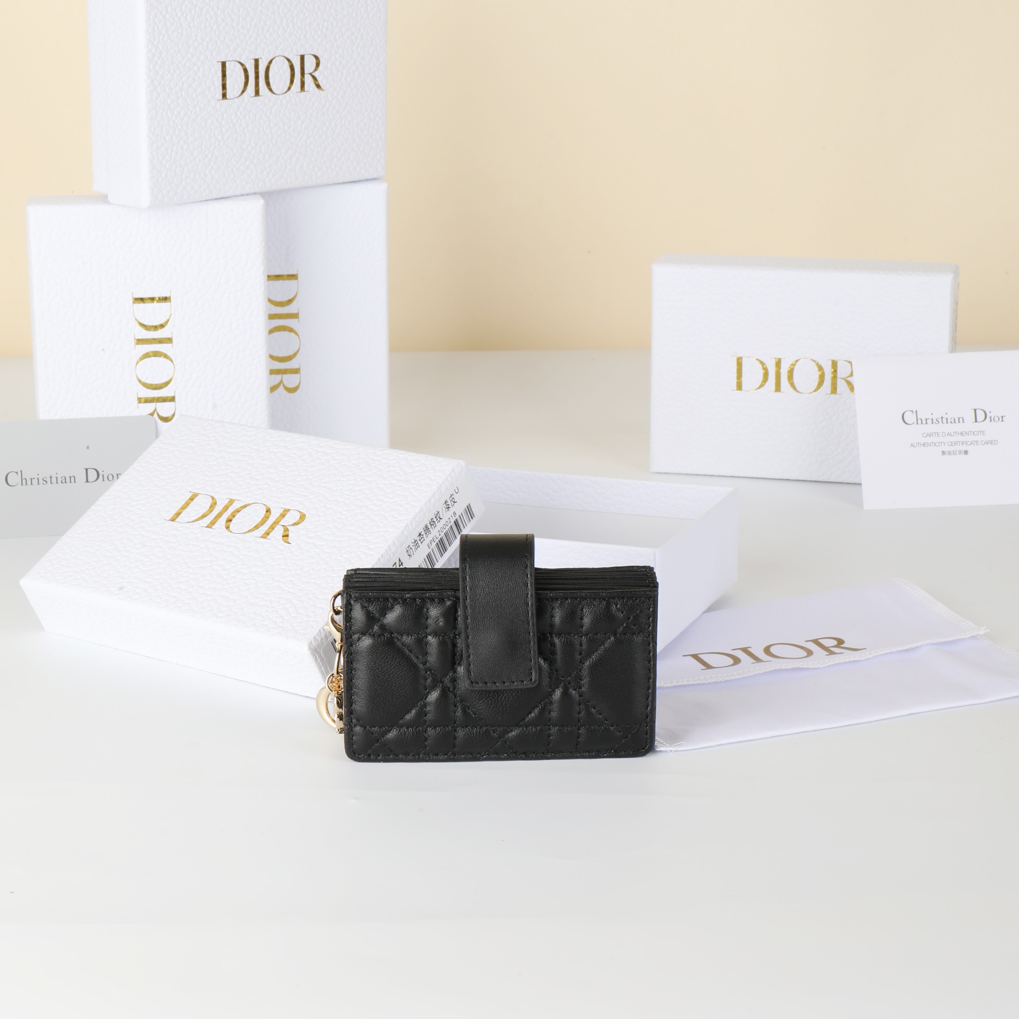 NO:853114,No. S0074ONMJ_M973_TU Dimensions 10.5×6×2.5cm This Lady Dior Jasmine card holder is decorated with classic cannage pattern topstitching, paying tribute to the exquisite craftsmanship of Dior leather craftsmen. Carefully crafted from gram-colored sheepskin, it is compact and practical and can store a variety of daily necessities. It is equipped with a removable D.I.O.R. charm and strap snap closure, decorated with triangle gusset, and can be combined with other Lady Dior Jasmine card holders.  Match Dior items to create matching looks., Dior wallet, dior, wallets, sheepskin19860909编号S0074ONMJ_M973_TU 尺寸10.5×6×2.5cm 这款 Lady Dior Jasmine 卡夹饰有经典的藤格纹缉面线,向 Dior皮 革工匠的精湛工艺致敬.采用克色羊皮革精心制作,精巧实 用可收纳各种日常用品.搭配可拆卸的 D.I.O.R.吊饰和饰带按扣 开合,饰以三角形衬料,可与其他 Lady Dior 单品搭配,打造配套 造型.,Dior钱包,dior,wallets,sheepskin,欧美剧