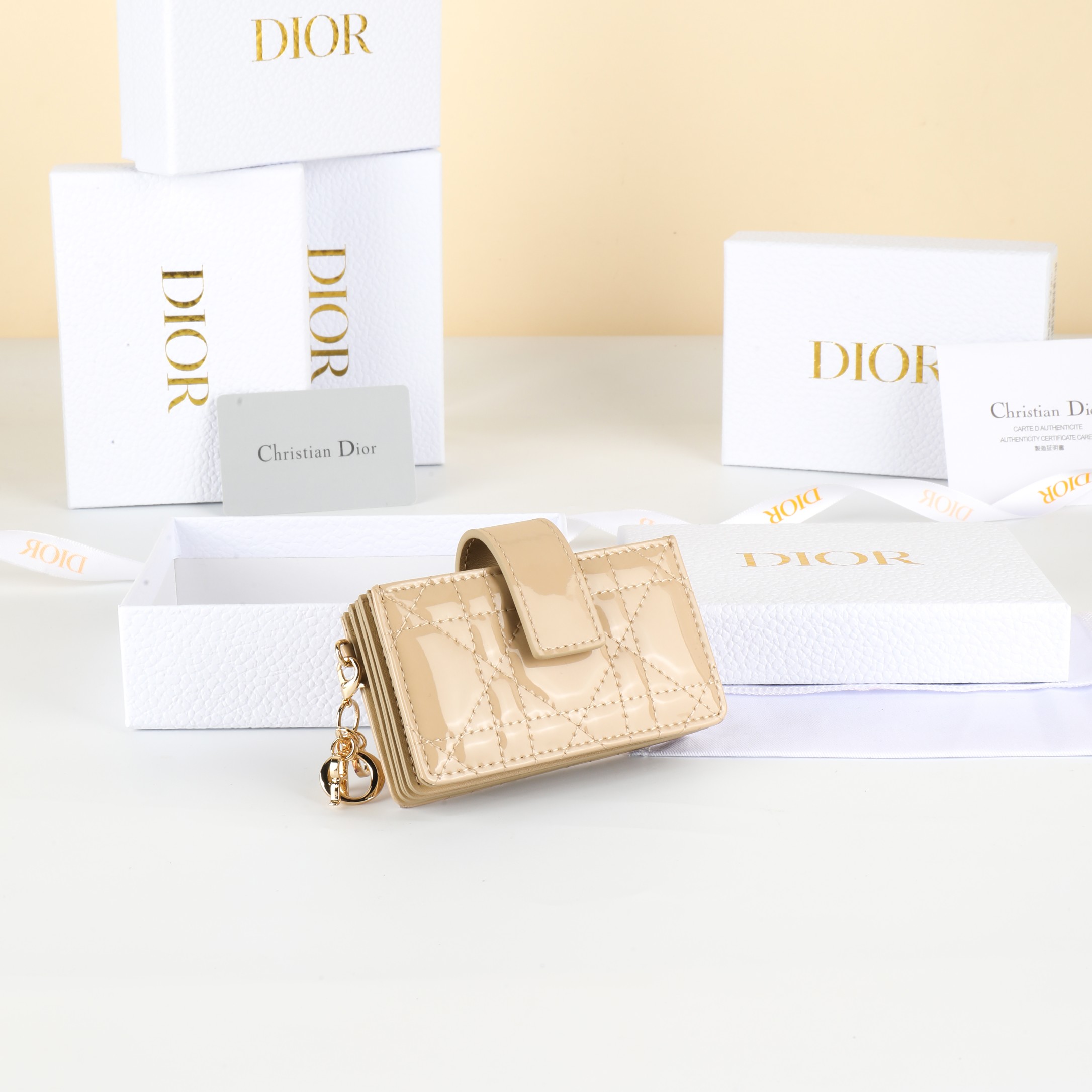 NO:853035,Number: S00740VRB_M51U Size 10.5×6×2.5cm This Lady Dior Jasmine card holder is decorated with classic cannage pattern topstitching, paying tribute to the exquisite craftsmanship of Dior leather craftsmen. Carefully crafted from cream apricot patent cow leather, it is sophisticated and practical and can store a variety of daily necessities. Decorated with gussets, with removable D.I.O.R. charms and strap snap closures, it can be combined with other Lady Dior bags.  Match Dior items to create matching looks.,Dior wallet,dior,wallets,cowhide19860909编号:S00740VRB_M51U 尺寸10.5×6×2.5cm 这款 Lady Dior Jasmine 卡夹饰有经典的藤格纹缉面线,向 Dior皮 革工匠的精湛工艺致敬.采用奶油杏色漆皮牛皮革精心制作,精 实用,可收纳各种日常用品.饰以三角形衬料,搭配可拆卸 D.I.O.R.吊饰和饰带按扣开合,可与其他 Lady Dior单品搭配,打 造配套造型.,Dior钱包,dior,wallets,cowhide,欧美剧
