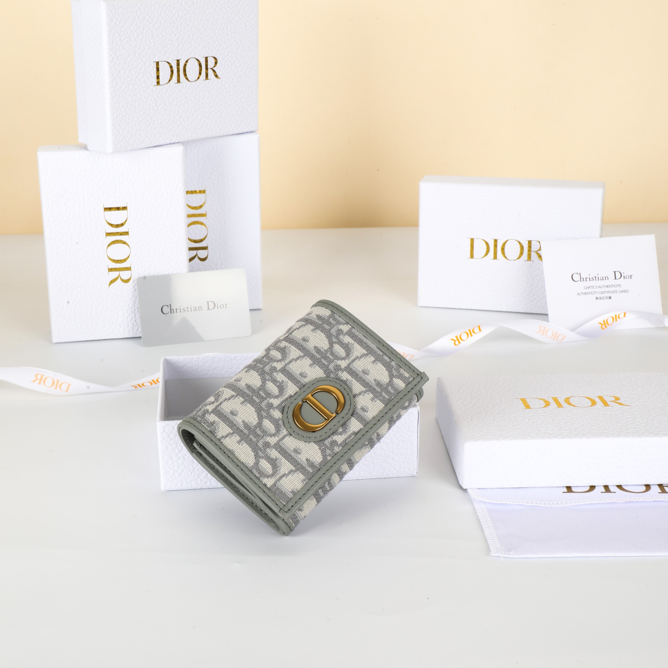 NO:853040,No. S5132UWHC_M900_TU Size 11×7.5×2.5cm This Dior Caro card holder is elegant and practical. It is made of CD-specific fabric + soft cow leather, decorated with cannage pattern topstitching, and the CD logo is embellished on the front to enhance the style. Elegant and refined. 30 Montaigne Glycine wallet is exquisite and practical, unique, can store various daily necessities, suitable for various occasions, can be used with 30Montaigne  Single product matching., Dior wallet, dior, wallets, cowhide19860909编号S5132UWHC_M900_TU 尺寸11×7.5×2.5cm 这款 Dior Caro 卡夹优雅实用.采用cd专用面料+柔软牛皮革精心制作,饰以藤格纹缉面线,正面点缀以CD标志提升格调.高雅精致.30 Montaigne Glycine 钱包精巧实用,别具一格,可收纳各种日常用品,适合各种场合,可与其30Montaigne 单品搭配.,Dior钱包,dior,wallets,cowhide,欧美剧