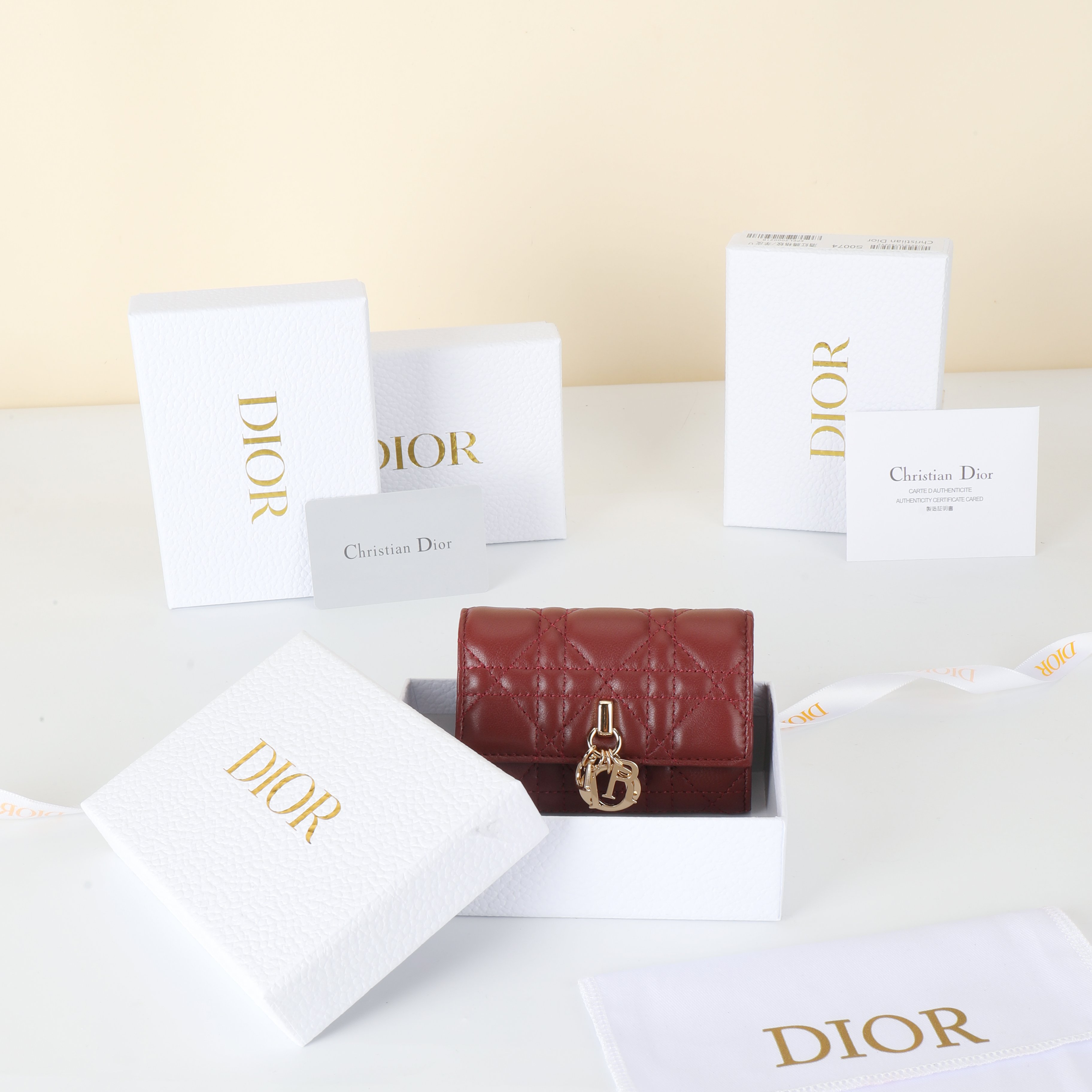 NO:853057,No. S0966OQDC_M01E_TU Size: 11x7.5x2.5cm This My Dior Glycine wallet is compact, practical and unique. It is carefully made of burgundy sheep leather and decorated with cannage pattern. The front is matched with a D.I.O.R. charm to enhance the style. Elegant and refined, it can store various daily necessities, suitable for various occasions, and can also be combined with other My Dior  Matching items., Dior wallet, dior, wallets, sheepskin19860909编号S0966OQDC_M01E_TU 尺寸:11x7.5x2.5cm 这款My Dior Glycine 钱包精巧实用,别具一格.采用酒红色羊皮革精心制作,饰以藤格纹,正面搭配 D.I.O.R.吊饰提升格调.高雅精致,可收纳各种日常用品,适合各种场合,亦可与其他My Dior 单品搭配.,Dior钱包,dior,wallets,sheepskin,欧美剧