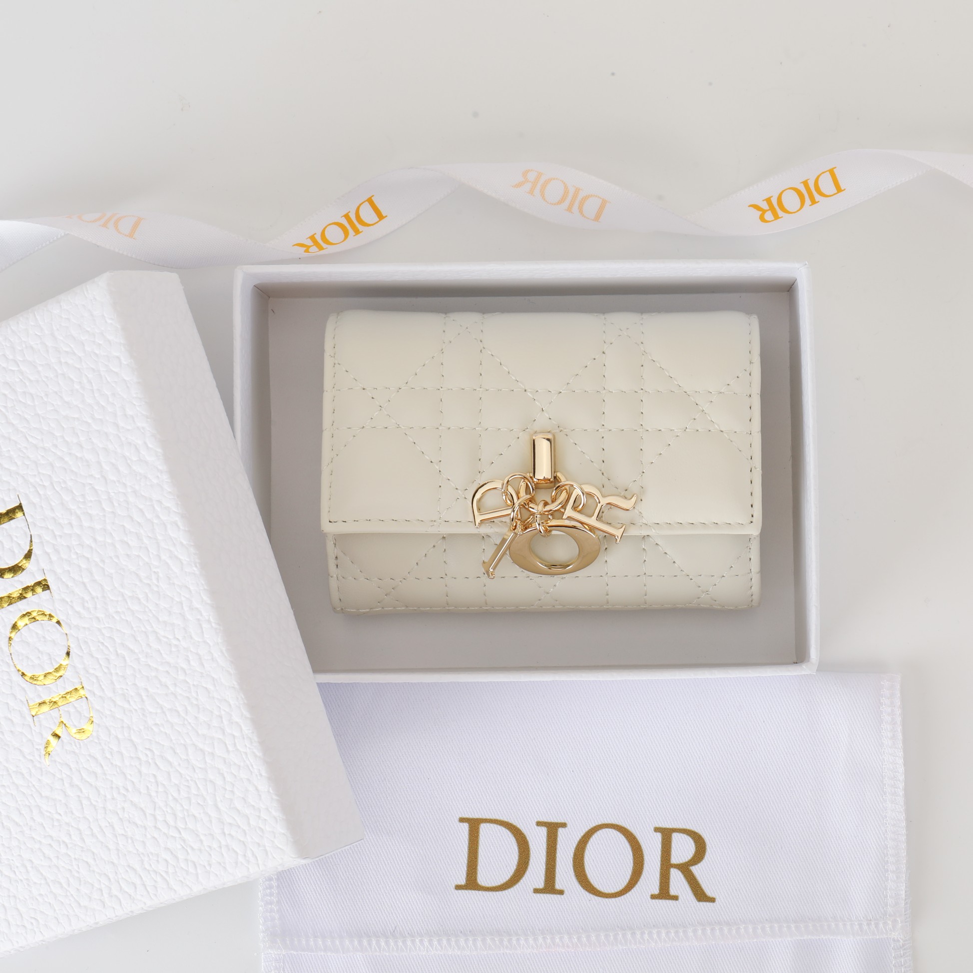 NO:853067,No. S0966OQDC_M01E_TU Size: 11x7.5x2.5cm This My Dior Glycine wallet is compact, practical and unique. It is carefully made of milky white sheep leather, decorated with cannage pattern, and has a D.I.O.R. charm on the front to enhance the style. Elegant and refined, it can store various daily necessities, suitable for various occasions, and can also be combined with other My Dior  Matching items., Dior wallet, dior, wallets, sheepskin19860909编号S0966OQDC_M01E_TU 尺寸:11x7.5x2.5cm 这款My Dior Glycine 钱包精巧实用,别具一格.采用奶白色羊皮革精心制作,饰以藤格纹,正面搭配 D.I.O.R.吊饰提升格调.高雅精致,可收纳各种日常用品,适合各种场合,亦可与其他My Dior 单品搭配.,Dior钱包,dior,wallets,sheepskin,欧美剧