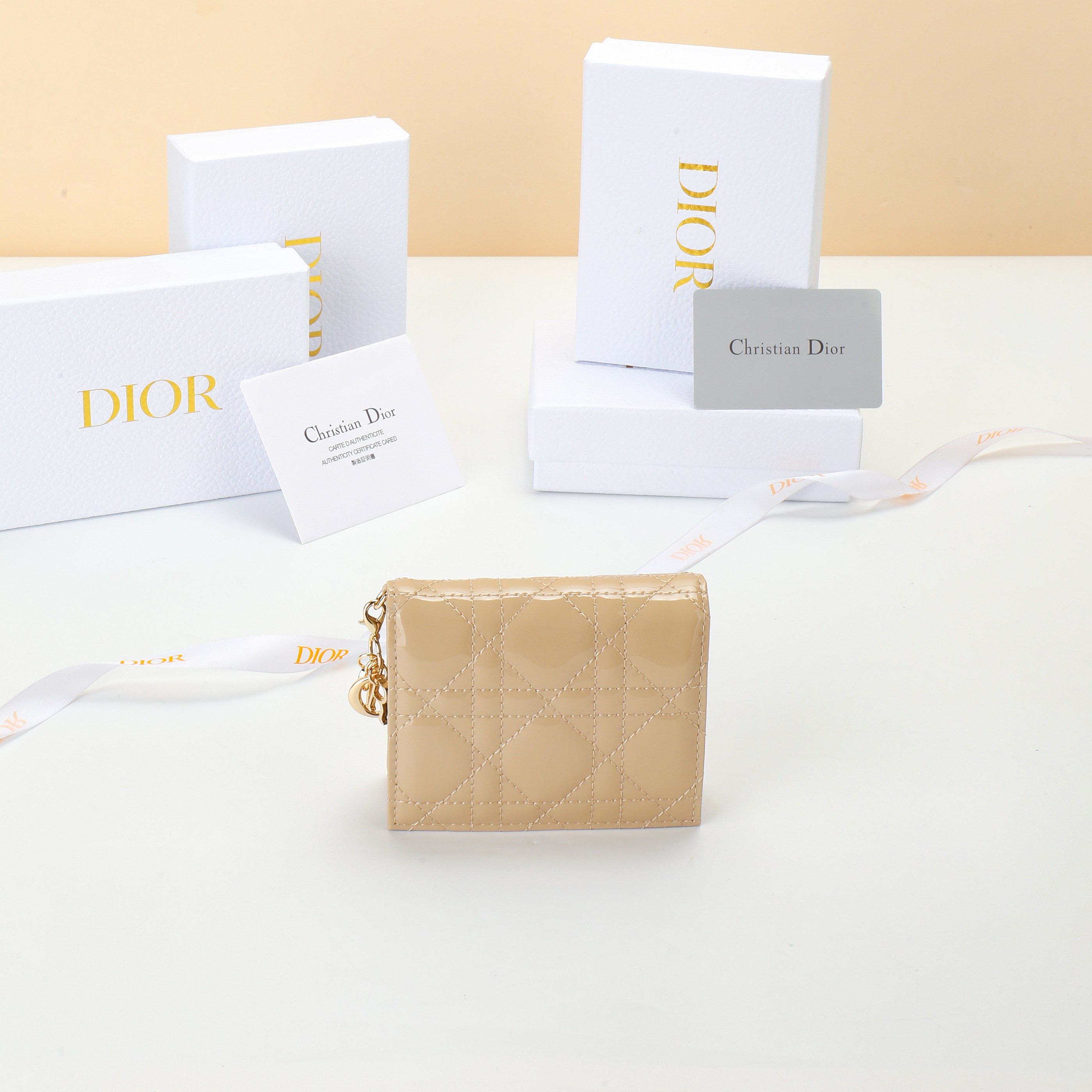 NO:853172,No.: S01780VRB_M323_TU Size 11×9×2cm This Lady Dior Gardenia wallet has a compact design and spacious space. It is carefully made of cream apricot lacquered cow leather, with cannage pattern topstitching and removable D.I.O.R. charms to create a fashionable and classic look. Mini style, can store various daily necessities, and can also be easily matched with Lady Di or  Other items in the series create matching looks. Dior wallet, dior, wallets, cowhide19860909编号: S01780VRB_M323_TU 尺寸11×9×2cm 这款 Lady D ior Gardenia钱包设计精巧,空间宽敞.采用奶油杏漆 皮牛皮革精心制作,搭配藤格纹缉面线和可拆卸的 D.I.O.R.吊饰 打造时尚经典的造型.迷你款式,可收纳各种日常用品,亦可轻松 搭配 Lady Di or 系列的其他单品,打造配套的造型.,Dior钱包,dior,wallets,cowhide,欧美剧