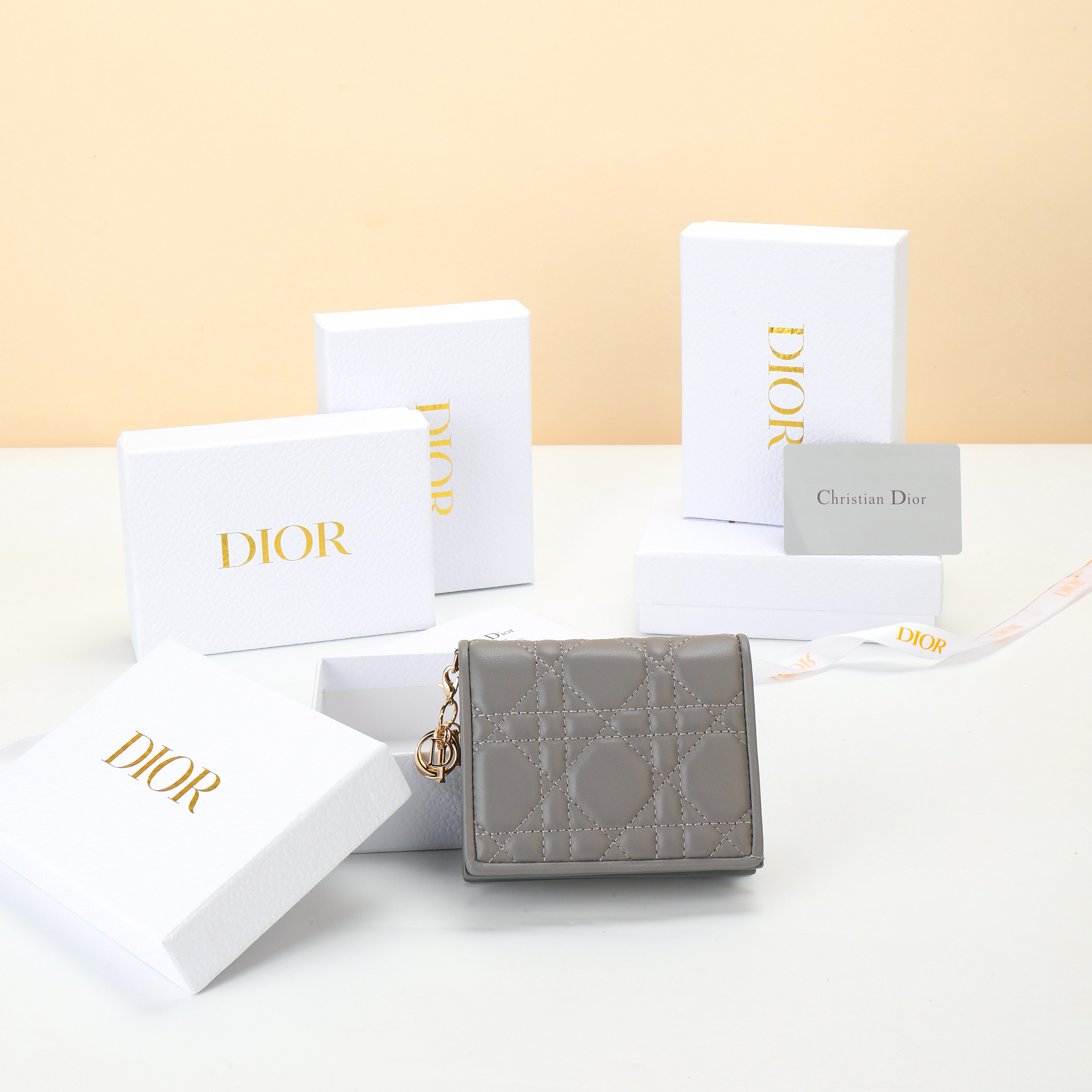 NO:853179,No.: S01780VRB_M323_TU Size 11×9×2cm This Lady Dior Gardenia wallet has a compact design and spacious space. It is carefully made of gray lamb leather, with cannage pattern topstitching and removable D.I.O.R. charms to create a fashionable and classic look. Mini style, can store various daily necessities, and can also be easily matched with Lady Di or  Other items in the series to create matching looks. Dior wallet, dior, wallets, sheepskin19860909编号: S01780VRB_M323_TU 尺寸11×9×2cm 这款 Lady D ior Gardenia钱包设计精巧,空间宽敞.采用灰色小羊皮革精心制作,搭配藤格纹缉面线和可拆卸的 D.I.O.R.吊饰 打造时尚经典的造型.迷你款式,可收纳各种日常用品,亦可轻松 搭配 Lady Di or 系列的其他单品,打造配套的造型.,Dior钱包,dior,wallets,sheepskin,欧美剧