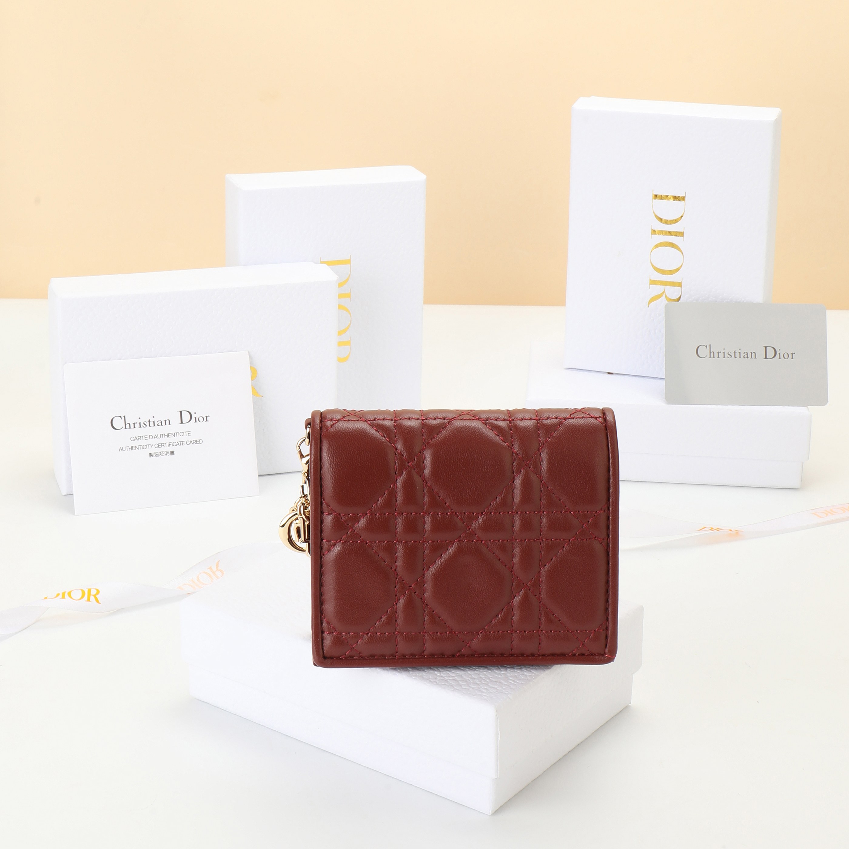 NO:853197,No.: S01780VRB_M323_TU Size 11×9×2cm This Lady Dior Gardenia wallet has a compact design and spacious space. It is carefully made of burgundy sheep leather, with cannage pattern topstitching and removable D.I.O.R. charms to create a fashionable and classic look. Mini style, it can store various daily necessities, and can also be easily matched with Lady Di or  Other items in the series to create matching looks. Dior wallet, dior, wallets, sheepskin19860909编号: S01780VRB_M323_TU 尺寸11×9×2cm 这款 Lady D ior Gardenia钱包设计精巧,空间宽敞.采用酒红羊皮革精心制作,搭配藤格纹缉面线和可拆卸的 D.I.O.R.吊饰 打造时尚经典的造型.迷你款式,可收纳各种日常用品,亦可轻松 搭配 Lady Di or 系列的其他单品,打造配套的造型.,Dior钱包,dior,wallets,sheepskin,欧美剧