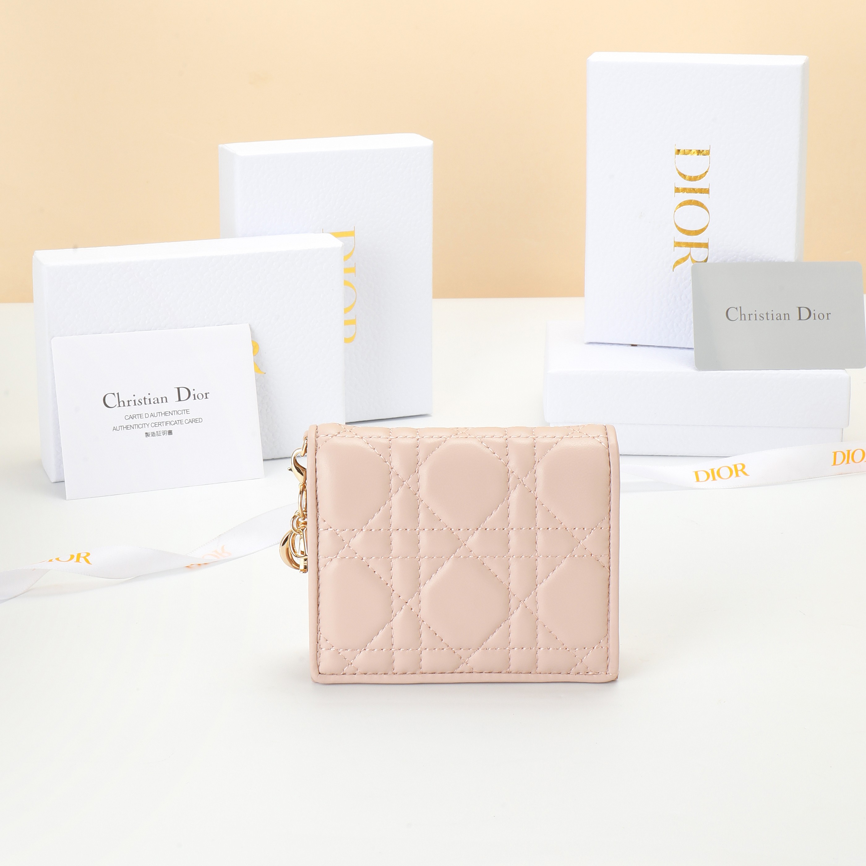 NO:853122,No.: S01780VRB_M323_TU Size 11×9×2cm This Lady Dior Gardenia wallet has a compact design and spacious space. It is carefully made of blush pink sheep leather, with cannage pattern topstitching and removable D.I.O.R. charms to create a fashionable and classic look. Mini style, can store various daily necessities, and can also be easily matched with Lady Di or  Other items in the series to create matching looks. Dior wallet, dior, wallets, sheepskin19860909编号: S01780VRB_M323_TU 尺寸11×9×2cm 这款 Lady D ior Gardenia钱包设计精巧,空间宽敞.采用胭脂粉羊皮革精心制作,搭配藤格纹缉面线和可拆卸的 D.I.O.R.吊饰 打造时尚经典的造型.迷你款式,可收纳各种日常用品,亦可轻松 搭配 Lady Di or 系列的其他单品,打造配套的造型.,Dior钱包,dior,wallets,sheepskin,欧美剧