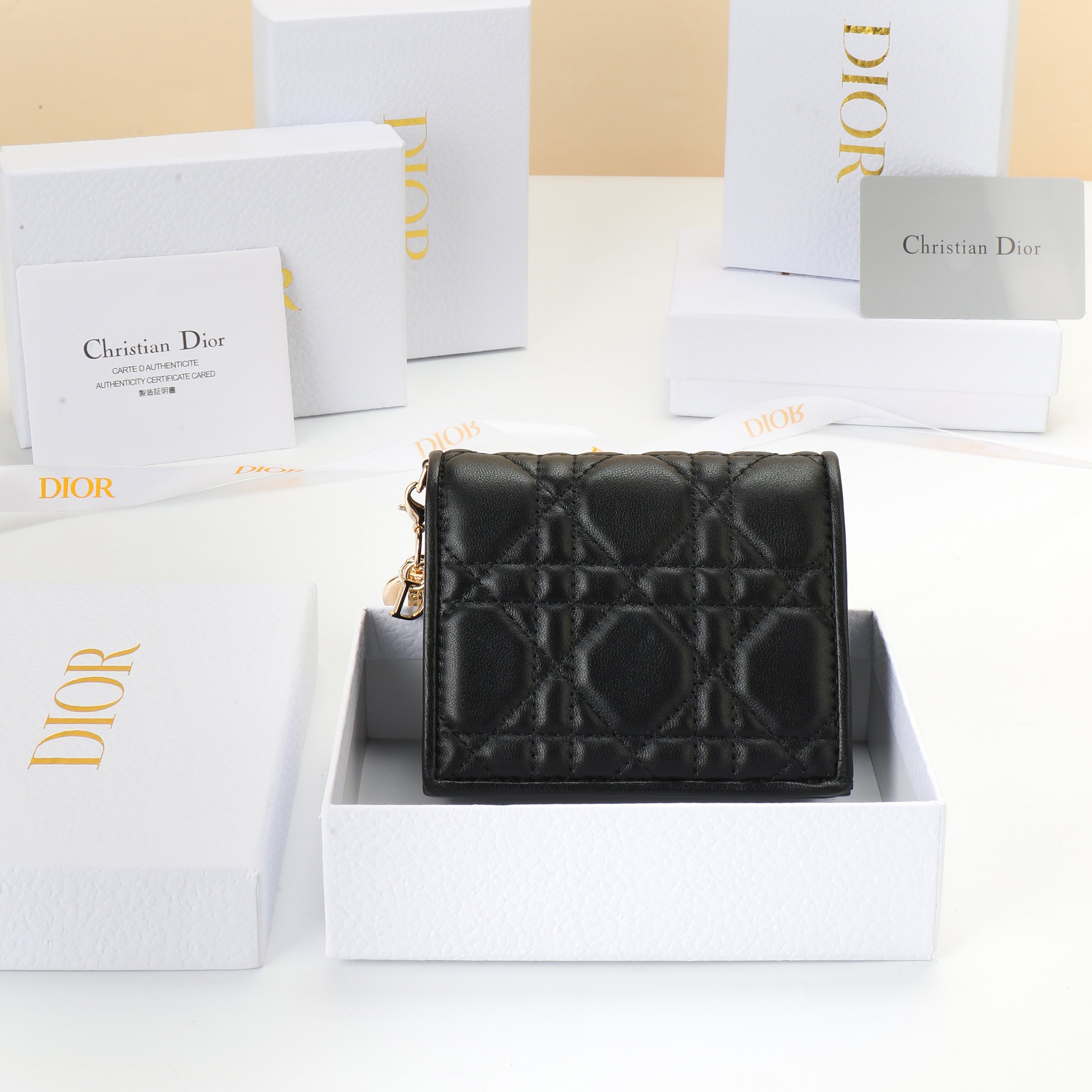 NO:853131,No.: S01780VRB_M323_TU Size 11×9×2cm This Lady Dior Gardenia wallet has a compact design and spacious space. It is carefully made of gram sheep leather, with cannage pattern topstitching and removable D.I.O.R. charms to create a fashionable and classic look. Mini style, it can store various daily necessities, and can also be easily matched with Lady Di or  Other items in the series to create matching looks. Dior wallet, dior, wallets, sheepskin19860909编号: S01780VRB_M323_TU 尺寸11×9×2cm 这款 Lady D ior Gardenia钱包设计精巧,空间宽敞.采用克色羊皮革精心制作,搭配藤格纹缉面线和可拆卸的 D.I.O.R.吊饰 打造时尚经典的造型.迷你款式,可收纳各种日常用品,亦可轻松 搭配 Lady Di or 系列的其他单品,打造配套的造型.,Dior钱包,dior,wallets,sheepskin,欧美剧