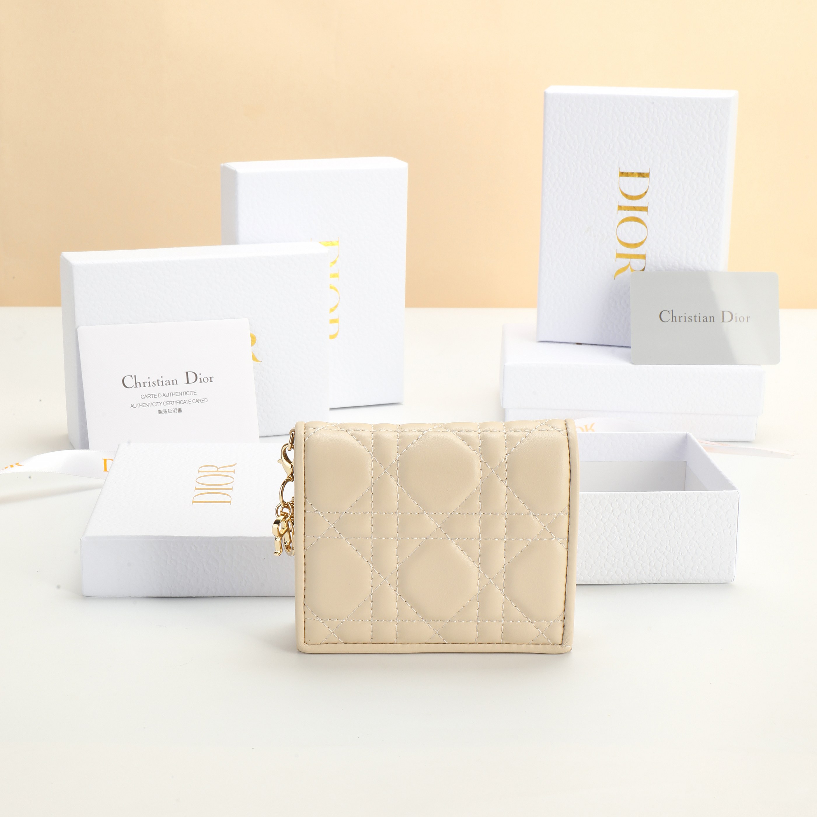 NO:853142,No.: S01780VRB_M323_TU Size 11×9×2cm This Lady Dior Gardenia wallet has a compact design and spacious space. It is carefully made of apricot sheep leather, with cannage pattern topstitching and detachable D.I.O.R. charms to create a fashionable and classic look. Mini style, can store various daily necessities, and can also be easily matched with Lady Di or  Other items in the series to create matching looks. Dior wallet, dior, wallets, sheepskin19860909编号: S01780VRB_M323_TU 尺寸11×9×2cm 这款 Lady D ior Gardenia钱包设计精巧,空间宽敞.采用杏色羊皮革精心制作,搭配藤格纹缉面线和可拆卸的 D.I.O.R.吊饰 打造时尚经典的造型.迷你款式,可收纳各种日常用品,亦可轻松 搭配 Lady Di or 系列的其他单品,打造配套的造型.,Dior钱包,dior,wallets,sheepskin,欧美剧