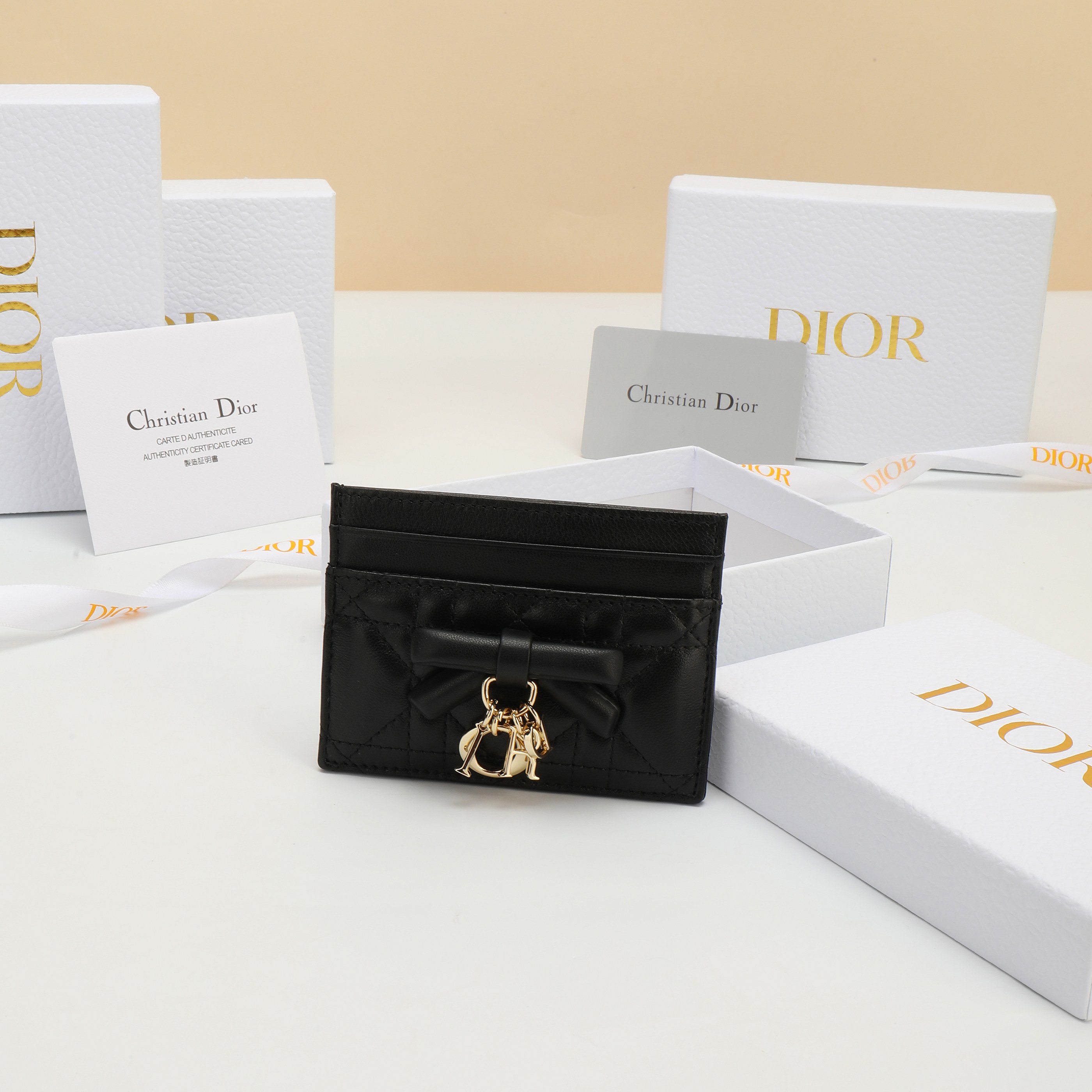 NO:813203,No. S2604OUQA_M900 Size 10.5×8×0.5cm This Lady Dior Freesia card holder is elegant and practical. It is carefully made of black sheepskin and decorated with cannage pattern and topstitching. A decorative leather bow on the front enhances the style and is embellished with a D.I.O.R. charm. The style is elegant and has five card slots, suitable for various occasions and can be paired with Lady Dior.  Pair with other items from the Dior series to create a matching look., Dior wallet, dior, wallets, sheepskin19860909编号S2604OUQA_M900 尺寸10.5×8×0.5cm 这款 Lady Dior Freesia卡夹优雅实用.采用黑色羊皮革精心制 作,饰以藤格纹缉面线正面饰以装饰性皮革蝴蝶结提升格调,点 缀以 D.I.O.R.吊饰.款式高雅,设有五个卡槽,适合各种场合,可 与 Lady Dior系列的其他单品搭配,打造配套造型.,Dior钱包,dior,wallets,sheepskin,Wallet purse