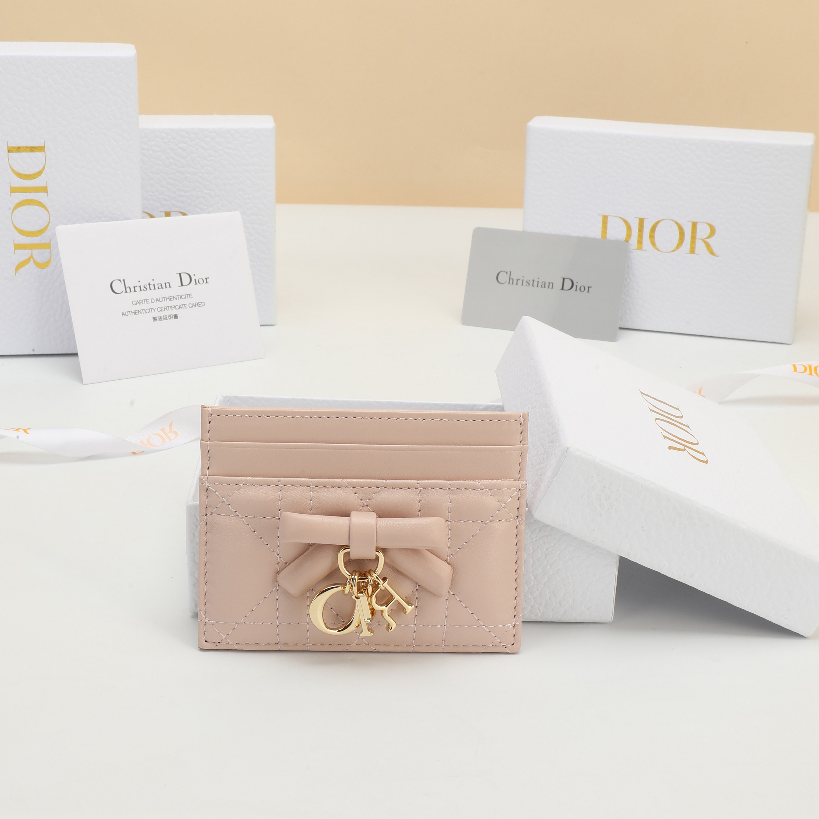 NO:813209,No. S2604OUQA_M900 Size 10.5×8×0.5cm This Lady Dior Freesia card holder is elegant and practical. It is made of soft pink sheep leather and is decorated with cannage pattern and topstitching. The front is decorated with a decorative leather bow to enhance the style, and is embellished with D.I.O.R. charms. The style is elegant and has five card slots, suitable for various occasions, and can be used with Lady  Pair with other items from the Dior series to create a matching look., Dior wallet, dior, wallets, sheepskin19860909编号S2604OUQA_M900 尺寸10.5×8×0.5cm 这款 Lady Dior Freesia卡夹优雅实用.采用淡柔粉色羊皮革精心制 作,饰以藤格纹缉面线正面饰以装饰性皮革蝴蝶结提升格调,点 缀以 D.I.O.R.吊饰.款式高雅,设有五个卡槽,适合各种场合,可 与 Lady Dior系列的其他单品搭配,打造配套造型.,Dior钱包,dior,wallets,sheepskin,Wallet purse