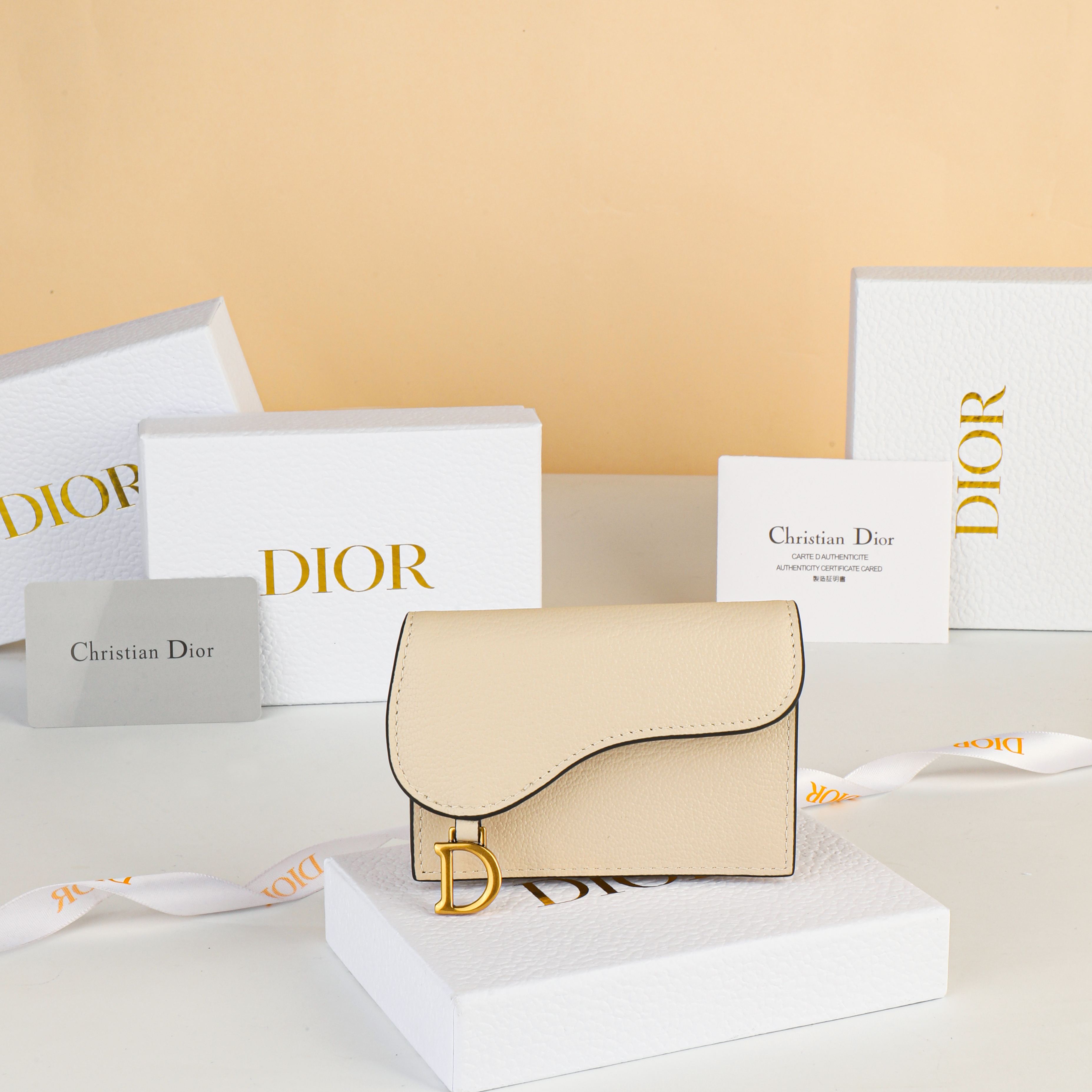 NO:853059,No. S5611CCEH_M51U Size 11×7.5×3cm This Bloom saddle card holder is compact and practical and can replace the traditional wallet. It is carefully made of blush beige sheep leather and can store a variety of daily necessities. The small design is convenient and practical and can be matched with other items in the saddle series., Dior wallet, dior, wallets, sheepskin19860909编号S5611CCEH_M51U 尺寸11×7.5×3cm 这款 Bloom 马鞍卡夹精巧实用,可替代传统的钱包.采用胭脂米色羊皮革精心制作,可收纳各种日常用品.小号设计方便实用,可与马鞍系列其他单品搭配.,Dior钱包,dior,wallets,sheepskin,欧美剧