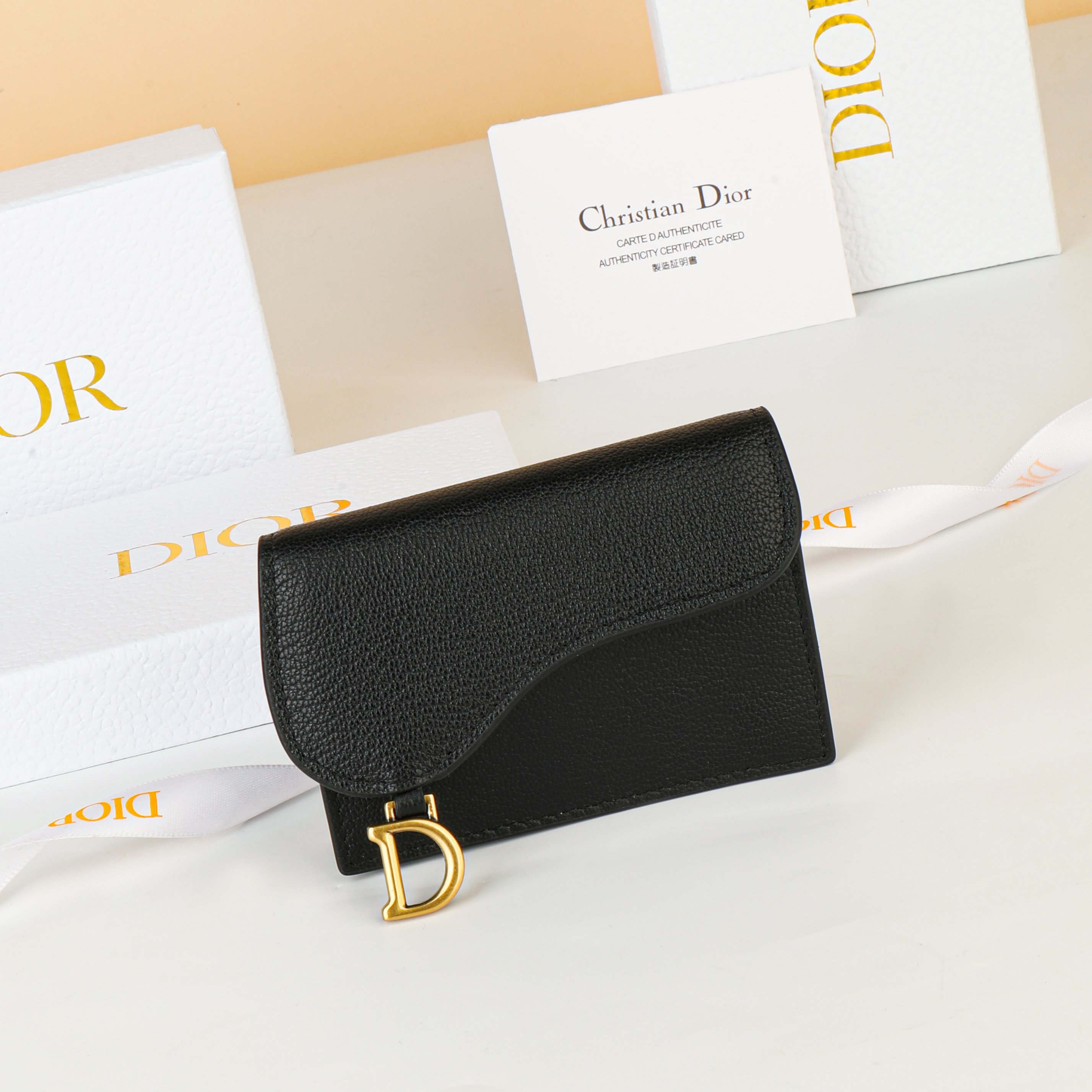 NO:853078,No. S5611CCEH_M51U Size 11×7.5×3cm This Bloom saddle card holder is compact and practical and can replace the traditional wallet. It is carefully made of black sheep leather and can store a variety of daily necessities. The small design is convenient and practical and can be matched with other items in the saddle series., Dior wallet, dior, wallets, sheepskin19860909编号S5611CCEH_M51U 尺寸11×7.5×3cm 这款 Bloom 马鞍卡夹精巧实用,可替代传统的钱包.采用黑色羊皮革精心制作,可收纳各种日常用品.小号设计方便实用,可与马鞍系列其他单品搭配.,Dior钱包,dior,wallets,sheepskin,欧美剧