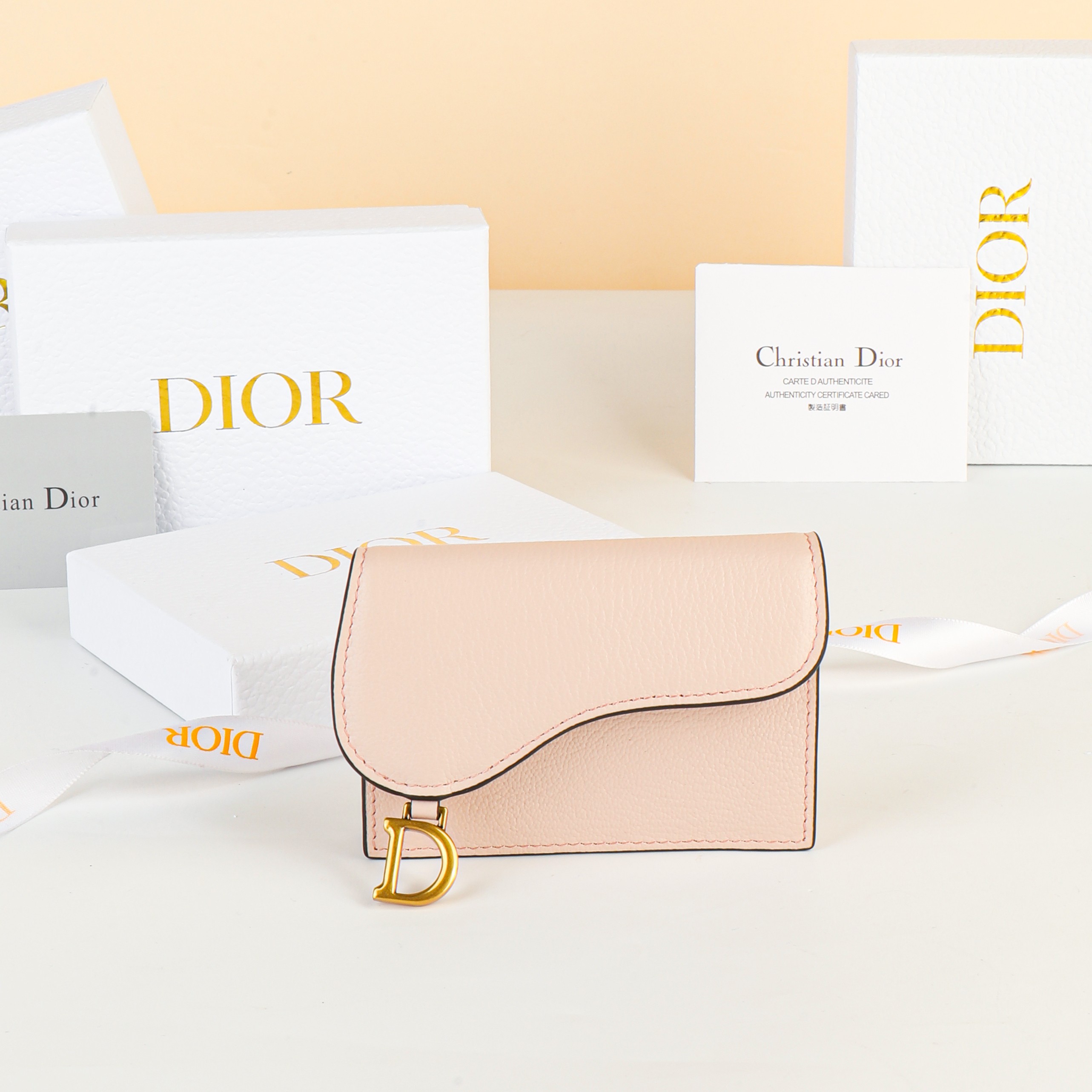 NO:853087,No. S5611CCEH_M51U Size 11×7.5×3cm This Bloom saddle card holder is compact and practical, and can replace the traditional wallet. It is carefully made of blush pink sheep leather and can store a variety of daily necessities. The small design is convenient and practical and can be matched with other items in the saddle series., Dior wallet, dior, wallets, sheepskin19860909编号S5611CCEH_M51U 尺寸11×7.5×3cm 这款 Bloom 马鞍卡夹精巧实用,可替代传统的钱包.采用胭脂粉色羊皮革精心制作,可收纳各种日常用品.小号设计方便实用,可与马鞍系列其他单品搭配.,Dior钱包,dior,wallets,sheepskin,欧美剧