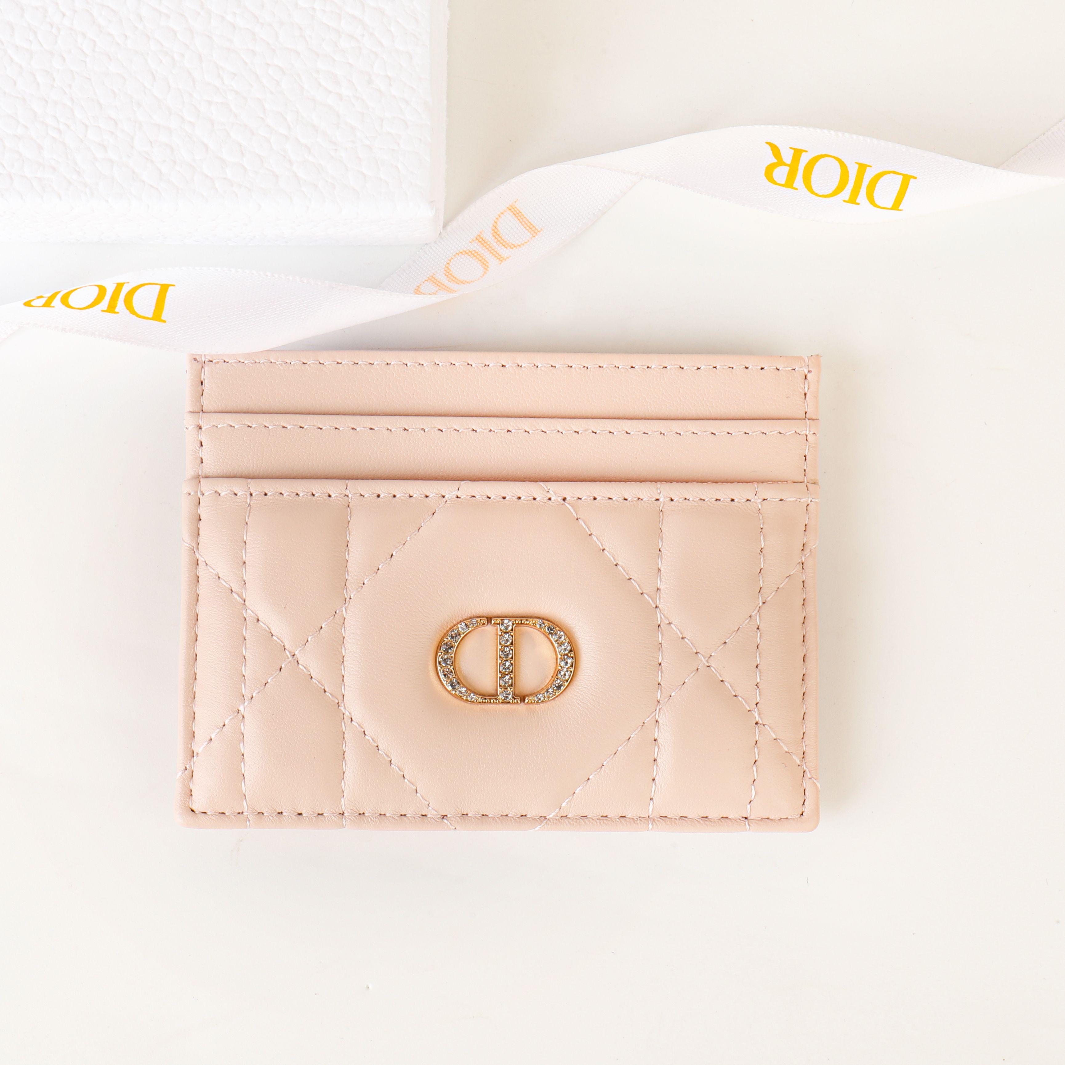 NO:853115,No. S4205UHNN_M900_TU Size 10.5×8×0.5cm This Dior Caro Freesia card holder is a new product in the 2025 autumn and winter ready-to-wear series. It is an elegant and practical accessory. It is carefully made of blush pink sheep leather, with oversized cannage pattern topstitching, and is decorated with a gold-finished metal CD logo paved with exquisite white crystals on the front. The elegant style has five card slots, suitable for various occasions, and can be combined with other Dior  Caro single product matching., Dior wallet, dior, wallets, sheepskin19860909编号S4205UHNN_M900_TU 尺寸10.5×8×0.5cm 这款 Dior Caro Freesia卡夹是二零二五秋冬成衣系列新品,是一款优雅实用的配饰.采用胭脂粉色羊皮革精心制作,搭配超大藤格纹缉面线,正面饰以密镶以精美白色晶体的金色饰面金属 CD 标志.款式高雅,设有五个卡槽,适合各种场合,可与其他 Dior Caro单品搭配.,Dior钱包,dior,wallets,sheepskin,欧美剧