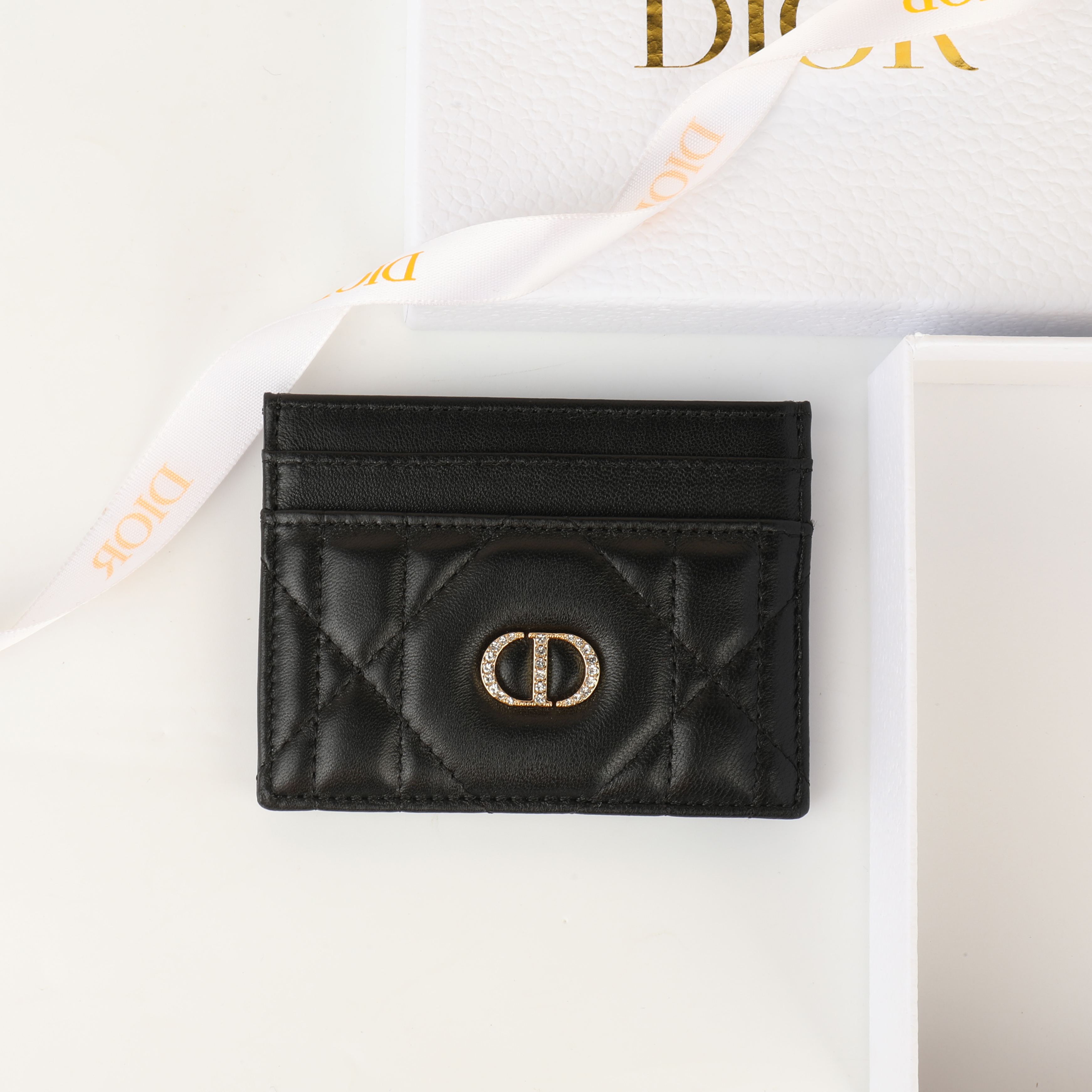 NO:853121,No. S4205UHNN_M900_TU Size 10.5×8×0.5cm This Dior Caro Freesia card holder is a new product in the 2025 autumn and winter ready-to-wear series. It is an elegant and practical accessory. It is carefully made of black sheep leather with oversized cannage pattern topstitching. The front is decorated with a gold-finished metal CD logo paved with exquisite white crystals. The style is elegant and equipped with five card slots, suitable for various occasions and can be combined with other Dior  Caro single product matching., Dior wallet, dior, wallets, sheepskin19860909编号S4205UHNN_M900_TU 尺寸10.5×8×0.5cm 这款 Dior Caro Freesia卡夹是二零二五秋冬成衣系列新品,是一款优雅实用的配饰.采用黑色羊皮革精心制作,搭配超大藤格纹缉面线,正面饰以密镶以精美白色晶体的金色饰面金属 CD 标志.款式高雅,设有五个卡槽,适合各种场合,可与其他 Dior Caro单品搭配.,Dior钱包,dior,wallets,sheepskin,欧美剧