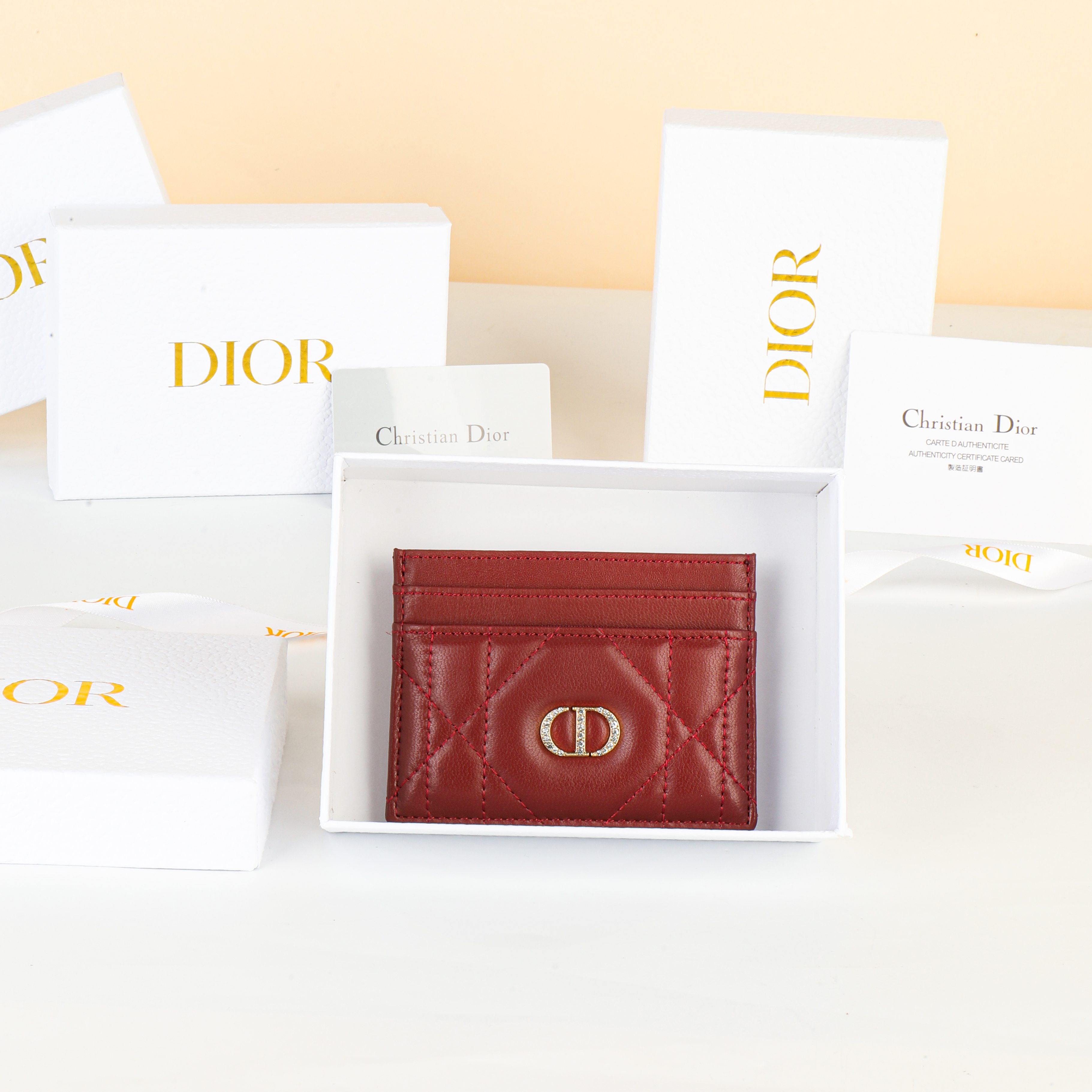 NO:853107,No. S4205UHNN_M900_TU Size 10.5×8×0.5cm This Dior Caro Freesia card holder is a new product in the 2025 autumn and winter ready-to-wear series. It is an elegant and practical accessory. It is carefully made of burgundy sheep leather with oversized cannage pattern topstitching. The front is decorated with a gold-finished metal CD logo paved with exquisite white crystals. The elegant style has five card slots, suitable for various occasions and can be combined with other Dior  Caro single product matching., Dior wallet, dior, wallets, sheepskin19860909编号S4205UHNN_M900_TU 尺寸10.5×8×0.5cm 这款 Dior Caro Freesia卡夹是二零二五秋冬成衣系列新品,是一款优雅实用的配饰.采用酒红色羊皮革精心制作,搭配超大藤格纹缉面线,正面饰以密镶以精美白色晶体的金色饰面金属 CD 标志.款式高雅,设有五个卡槽,适合各种场合,可与其他 Dior Caro单品搭配.,Dior钱包,dior,wallets,sheepskin,欧美剧