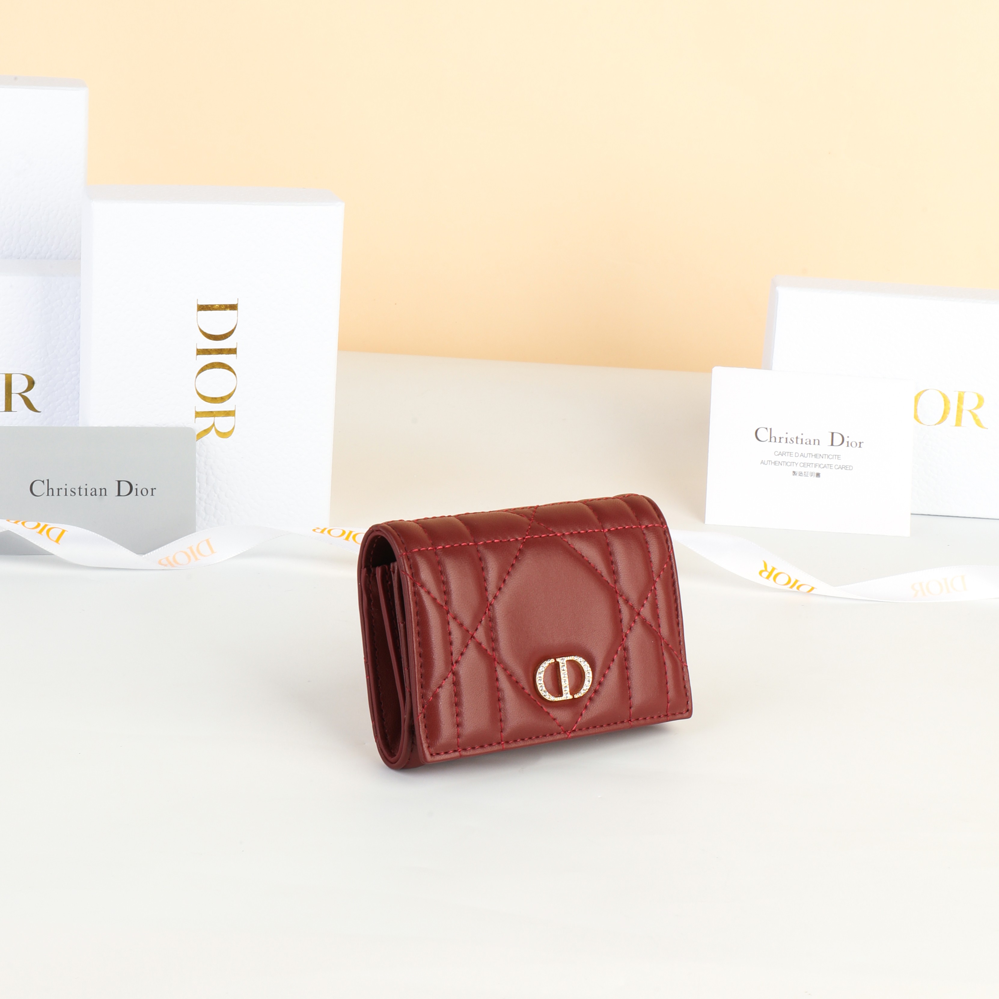 NO:853141,No. S4206UHNN_M413_TU Size 11×7.5×2.5cm This Dior Caro Glycine wallet is a new product in the 2025 autumn and winter ready-to-wear series. It is compact, practical and unique. It is carefully made of burgundy sheep leather with oversized cannage pattern topstitching. The front is decorated with a gold-finished metal CD logo paved with exquisite white crystals. The style is elegant and suitable for various occasions. It can store various daily necessities and can also be combined with other  DiorCaro single product matching., Dior wallet, dior, wallets, sheepskin19860909编号S4206UHNN_M413_TU 尺寸11×7.5×2.5cm 这款 Dior Caro Glycine 钱包是二零二五秋冬成衣系列新品,精巧实用,别具一格.采用酒红色羊皮革精心制作,搭配超大藤格纹缉面线,正面饰以密镶以精美白色晶体的金色饰面金属 CD 标志.款式高雅,适合各种场合,可收纳各种日常用品,亦可与其他 DiorCaro 单品搭配.,Dior钱包,dior,wallets,sheepskin,欧美剧