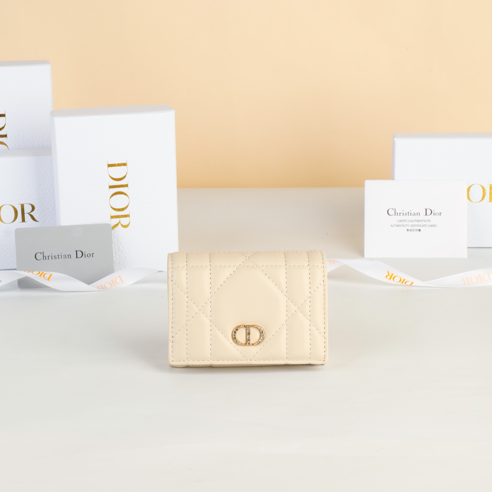 NO:853150,No. S4206UHNN_M413_TU Size 11×7.5×2.5cm This Dior Caro Glycine wallet is a new product in the 2025 autumn and winter ready-to-wear series. It is exquisite, practical and unique. It is carefully made of blush beige sheep leather, with oversized cannage pattern topstitching, and the front is decorated with a gold-finished metal CD paved with exquisite white crystals.  Logo. Elegant style, suitable for various occasions, can store various daily necessities, and can also be matched with other DiorCaro items., Dior wallet, dior, wallets, sheepskin19860909编号S4206UHNN_M413_TU 尺寸11×7.5×2.5cm 这款 Dior Caro Glycine 钱包是二零二五秋冬成衣系列新品,精巧实用,别具一格.采用胭脂米色羊皮革精心制作,搭配超大藤格纹缉面线,正面饰以密镶以精美白色晶体的金色饰面金属 CD 标志.款式高雅,适合各种场合,可收纳各种日常用品,亦可与其他 DiorCaro 单品搭配.,Dior钱包,dior,wallets,sheepskin,欧美剧
