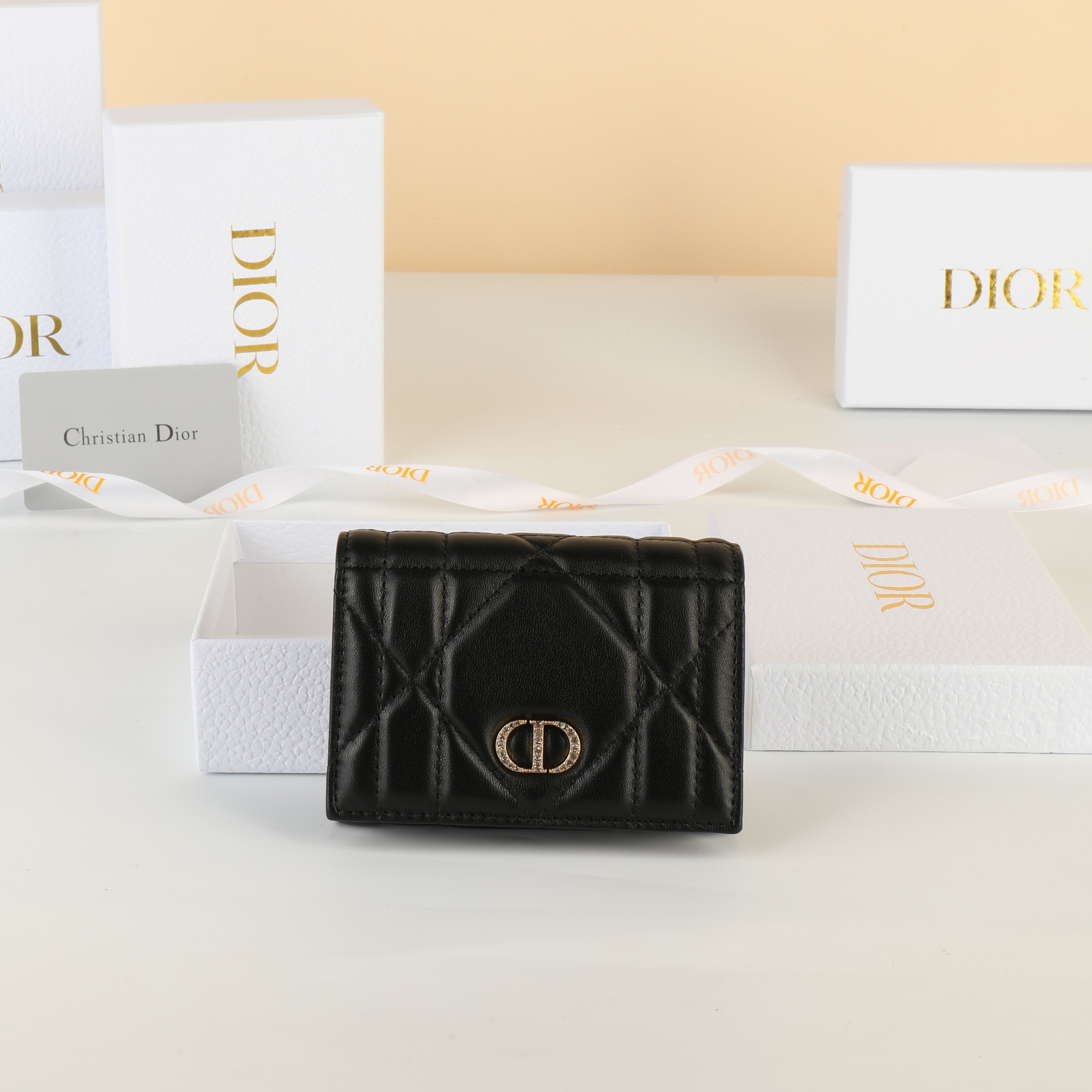 NO:853164,No. S4206UHNN_M413_TU Size 11×7.5×2.5cm This Dior Caro Glycine wallet is a new product in the 2025 autumn and winter ready-to-wear series. It is compact, practical and unique. It is carefully made of black sheep leather with oversized cannage pattern topstitching. The front is decorated with a gold-finished metal CD logo paved with exquisite white crystals. The style is elegant and suitable for various occasions. It can store various daily necessities and can also be combined with other  DiorCaro single product matching., Dior wallet, dior, wallets, sheepskin19860909编号S4206UHNN_M413_TU 尺寸11×7.5×2.5cm 这款 Dior Caro Glycine 钱包是二零二五秋冬成衣系列新品,精巧实用,别具一格.采用黑色羊皮革精心制作,搭配超大藤格纹缉面线,正面饰以密镶以精美白色晶体的金色饰面金属 CD 标志.款式高雅,适合各种场合,可收纳各种日常用品,亦可与其他 DiorCaro 单品搭配.,Dior钱包,dior,wallets,sheepskin,欧美剧