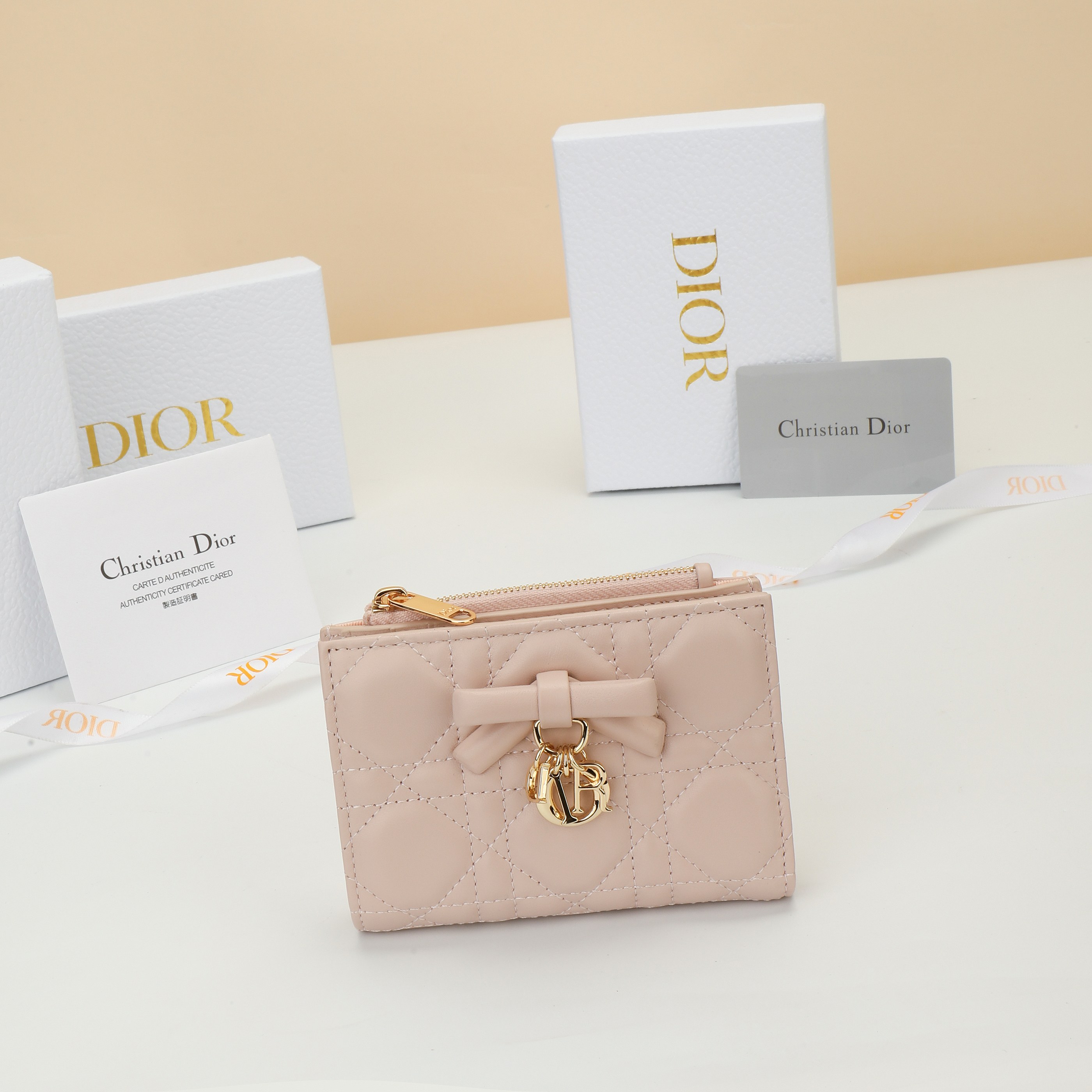 NO:852936,No. S2605OUQA_M19N_TU Dimensions 12×9×2cm This Lady Dior Dahlia wallet is an elegant and practical classic item. It is carefully made of soft pink (Soupir pink) sheep leather, highlighting the cannage pattern and topstitching. The D.I.O.R. pendant is more exquisite with the leather bow of the same color. It is fashionable and spacious, and can be paired with Lady  Various items from the Dior series are elegantly matched., Dior wallet, dior, wallets, sheepskin19860909编号S2605OUQA_M19N_TU 尺寸12×9×2cm 这款 Lady Dior Dahlia 钱包是一款高雅实用的经典单品.采用淡柔粉色(Soupir pink)羊皮革精心制作,突显藤格纹缉面线,D.I.O.R.吊饰搭配同色调皮革蝴蝶结更显精致.款时尚,空间宽敞,可与Lady Dior系列的各式单品优雅搭配.,Dior钱包,dior,wallets,sheepskin,欧美剧