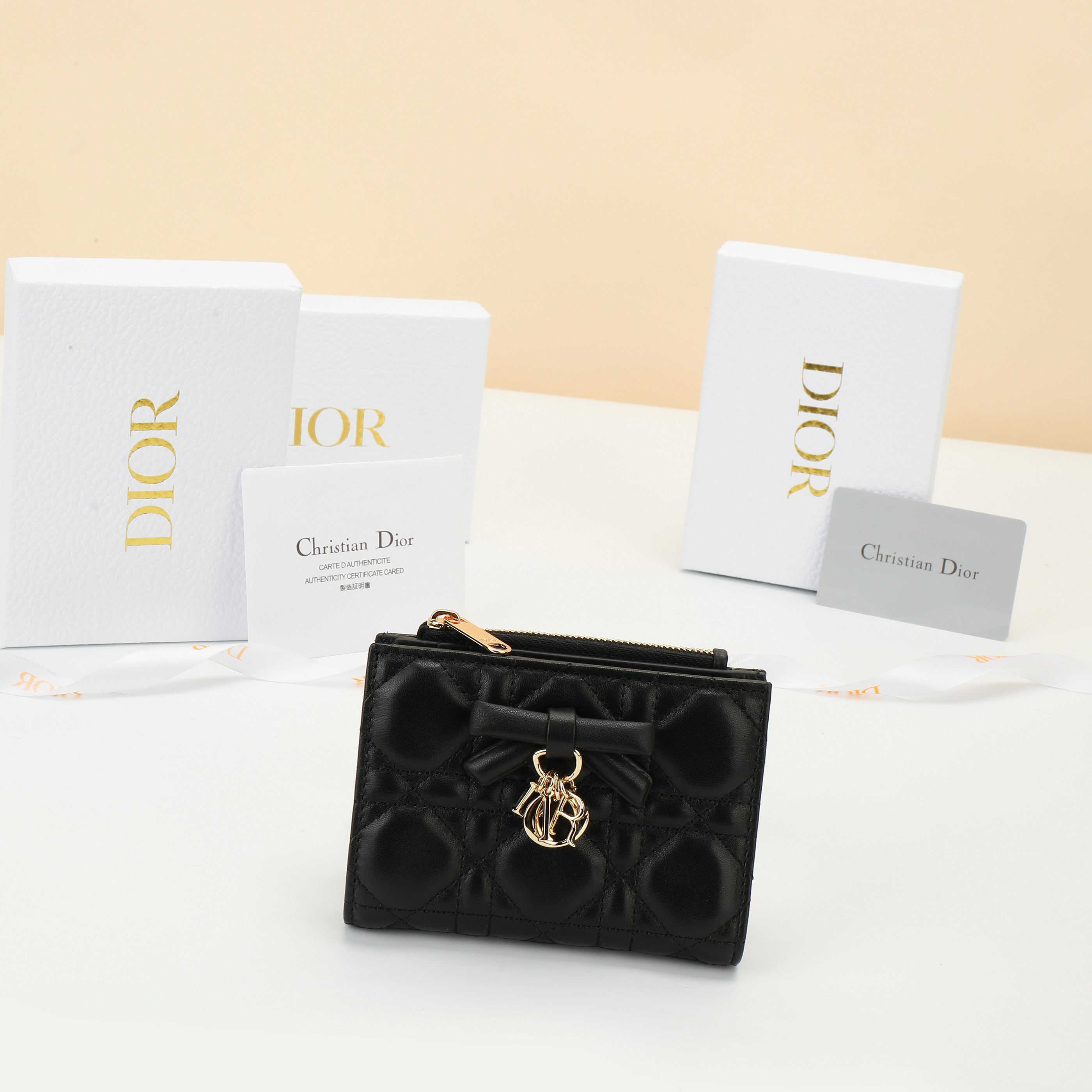 NO:852946,No. S2605OUQA_M19N_TU Size 12×9×2cm This Lady Dior Dahlia wallet is an elegant and practical classic item. It is carefully made of black sheep leather, highlighting the cannage pattern and top stitching. The D.I.O.R. pendant is matched with a leather bow of the same color to make it more refined. The style is fashionable and spacious, and can be elegantly matched with various items in the Lady Dior series. Dior wallet, dior, wallets, sheepskin19860909编号S2605OUQA_M19N_TU 尺寸12×9×2cm 这款 Lady Dior Dahlia 钱包是一款高雅实用的经典单品.采用黑色羊皮革精心制作,突显藤格纹缉面线,D.I.O.R.吊饰搭配同色调皮革蝴蝶结更显精致.款时尚,空间宽敞,可与Lady Dior系列的各式单品优雅搭配.,Dior钱包,dior,wallets,sheepskin,欧美剧