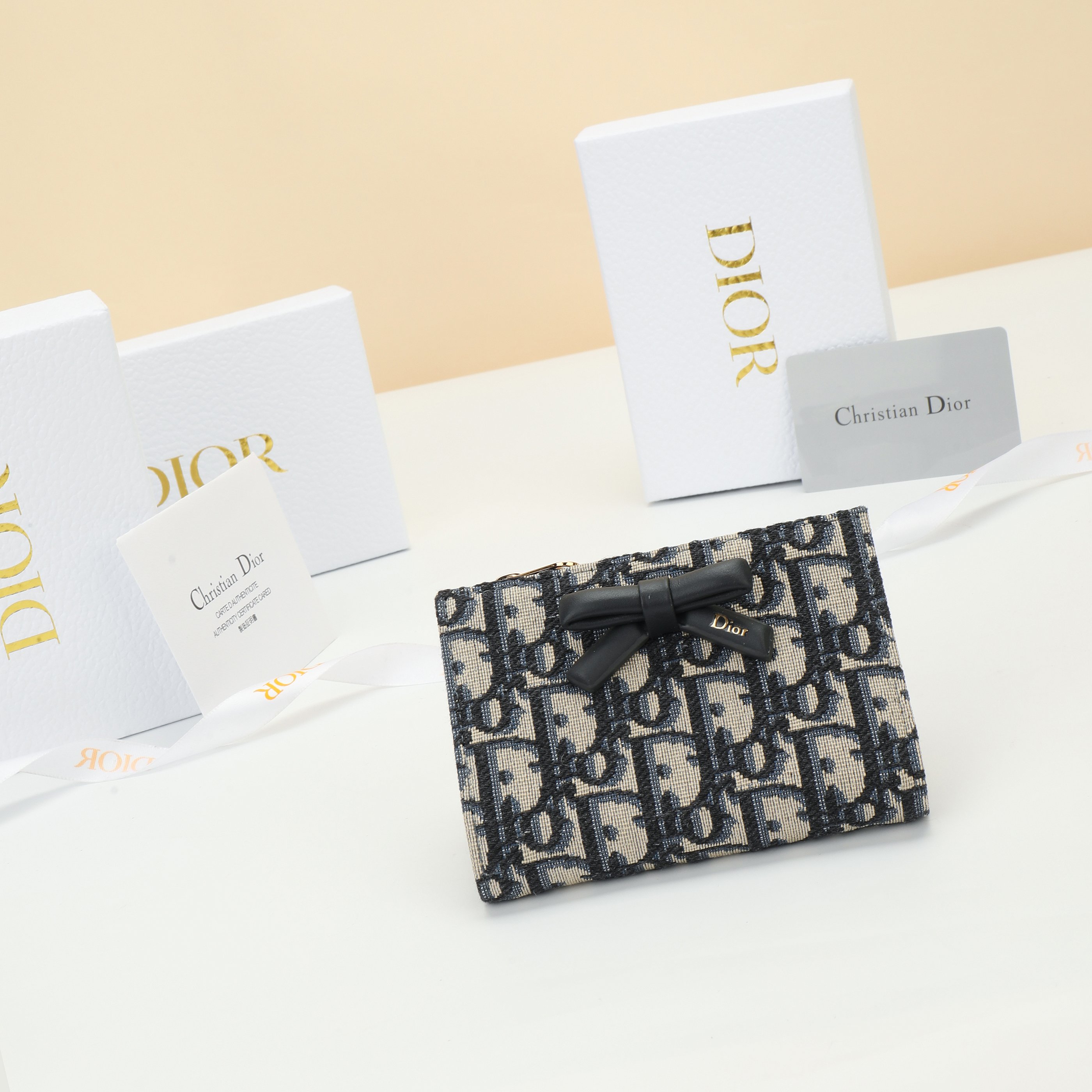 NO:852858,No. S2503OUQY_M928 Size 12×9×2cm This Dior Promenade Dahlia wallet is an elegant and practical classic item. It is carefully made of blue Oblique printed fabric and other materials. It is decorated with a bow on the front to enhance the style and embellished with a heat-embossed Dior logo. Fashionable and exquisite, spacious, it is an ideal daily companion and can be matched with other Oblique printed items., Dior wallet, dior, wallets19860909编号S2503OUQY_M928 尺寸12×9×2cm 这款 Dior Promenade Dahlia 钱包是一款优雅实用的经典单品.采用蓝色 Oblique印花面料等材质精心制作,正面饰以蝴蝶结提升格调,点缀以热压 Dior标志.时尚精美,空间宽敞,是日常的理想良伴,可与其他 Oblique 印花单品搭配.,Dior钱包,dior,wallets,欧美剧