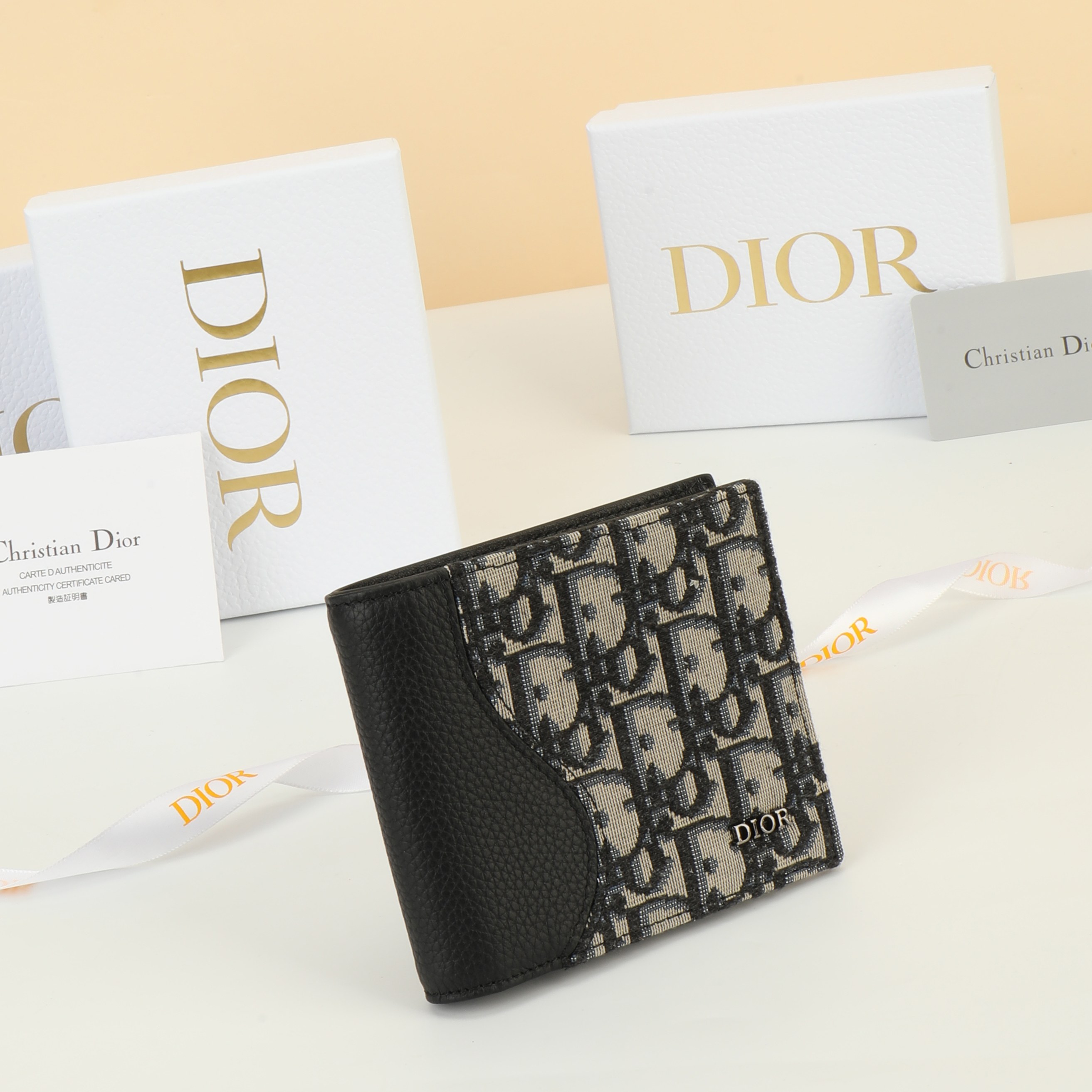 NO:853665,No. 2ADBH076YKK_H00N_TU Dimensions 11.5×9.5×3 This bi-fold saddle wallet is an elegant accessory that showcases Dior’s exquisite leather marquetry. Crafted from black grained calfskin and beige and black Oblique print fabrics, it highlights the classic saddle silhouette. The interior features a double cash compartment, two receipt pockets and eight card slots. Bi-fold design, decorated with a front  Dior logo, can be easily put into various pockets or handbags., Dior wallet, dior, wallets, cowhide19860909编号2ADBH076YKK_H00N_TU 尺寸11.5×9.5×3 这款双折马鞍钱包是一款高雅的配饰,彰显 Dior精湛的皮革细工 镶嵌工艺.采用黑色粒面牛皮革及米色和黑色 Oblique 印花面料精 心制作,突显经典的马鞍廓形,内部设有一个双层现金隔层、两个 票据插袋和八个卡槽.双折设计,正面饰以 Dior标志,可轻松放 入各式口袋或手袋中.,Dior钱包,dior,wallets,cowhide,欧美剧