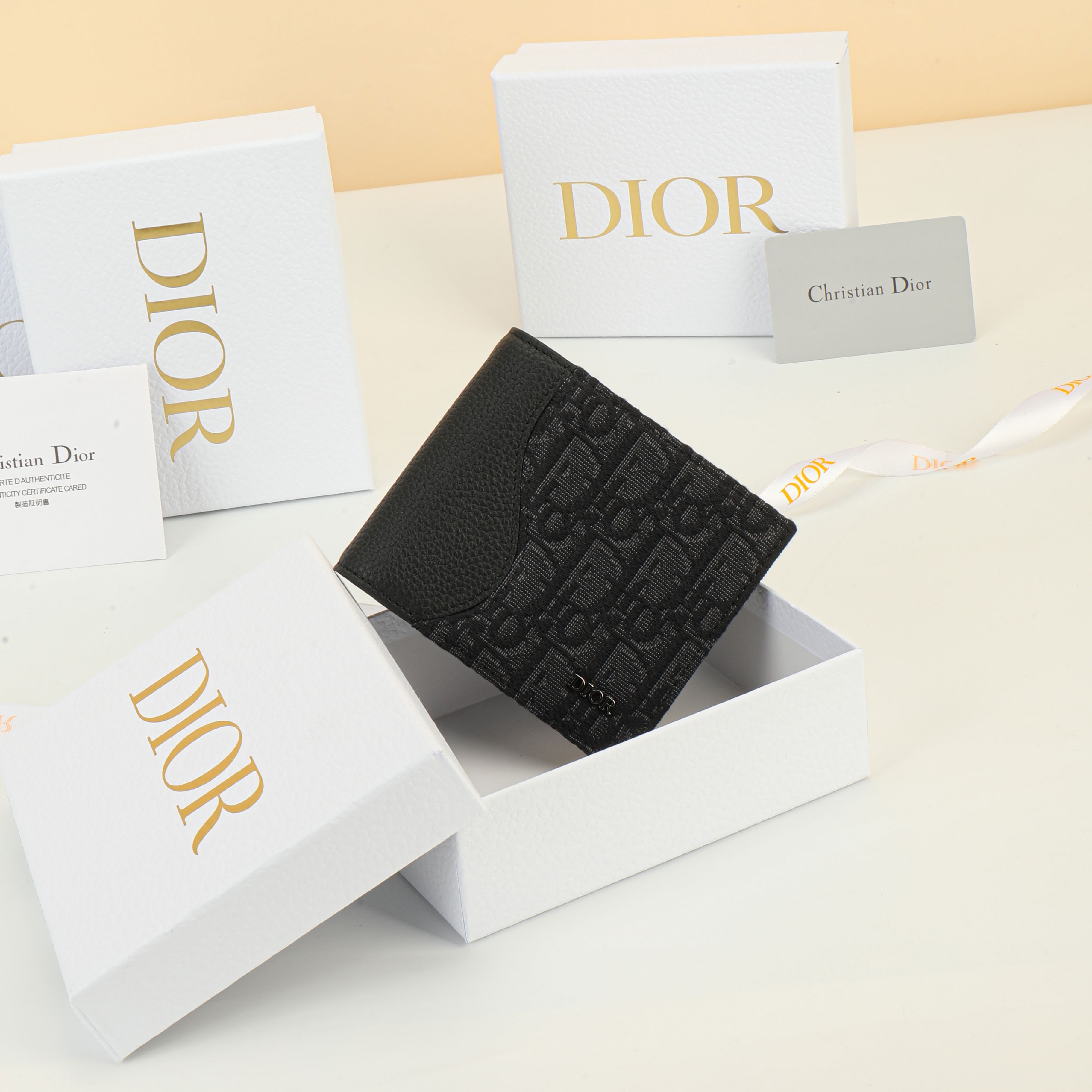 NO:853678,Reference 2ADBH076YKK_H00N_TU Dimensions 11.5×9.5×3 This bifold saddle wallet is an elegant accessory that showcases Dior’s exquisite leather marquetry. Crafted from black grained calfskin and silver-toned metallic Oblique print fabric, it highlights the classic saddle curves. Paired with a contrasting interior, it features a  A double cash compartment, two bill pockets and eight card slots. Bi-fold design, decorated with Dior logo on the front, can be easily put into various pockets or handbags., Dior wallet, dior, wallets, cowhide19860909编号2ADBH076YKK_H00N_TU 尺寸11.5×9.5×3 这款双折马鞍钱包是一款高雅的配饰,彰显 Dior精湛的皮革细工 镶嵌工艺.采用黑色粒面牛皮革和银色调金属光泽 Oblique 印花面 料精心制作,突显经典的马鞍曲线.搭配对比鲜明的内部,设有一 个双层现金隔层、两个票据插袋和八个卡槽.双折设计,正面饰以 Dior 标志,可轻松放入各式口袋或手袋中.,Dior钱包,dior,wallets,cowhide,欧美剧
