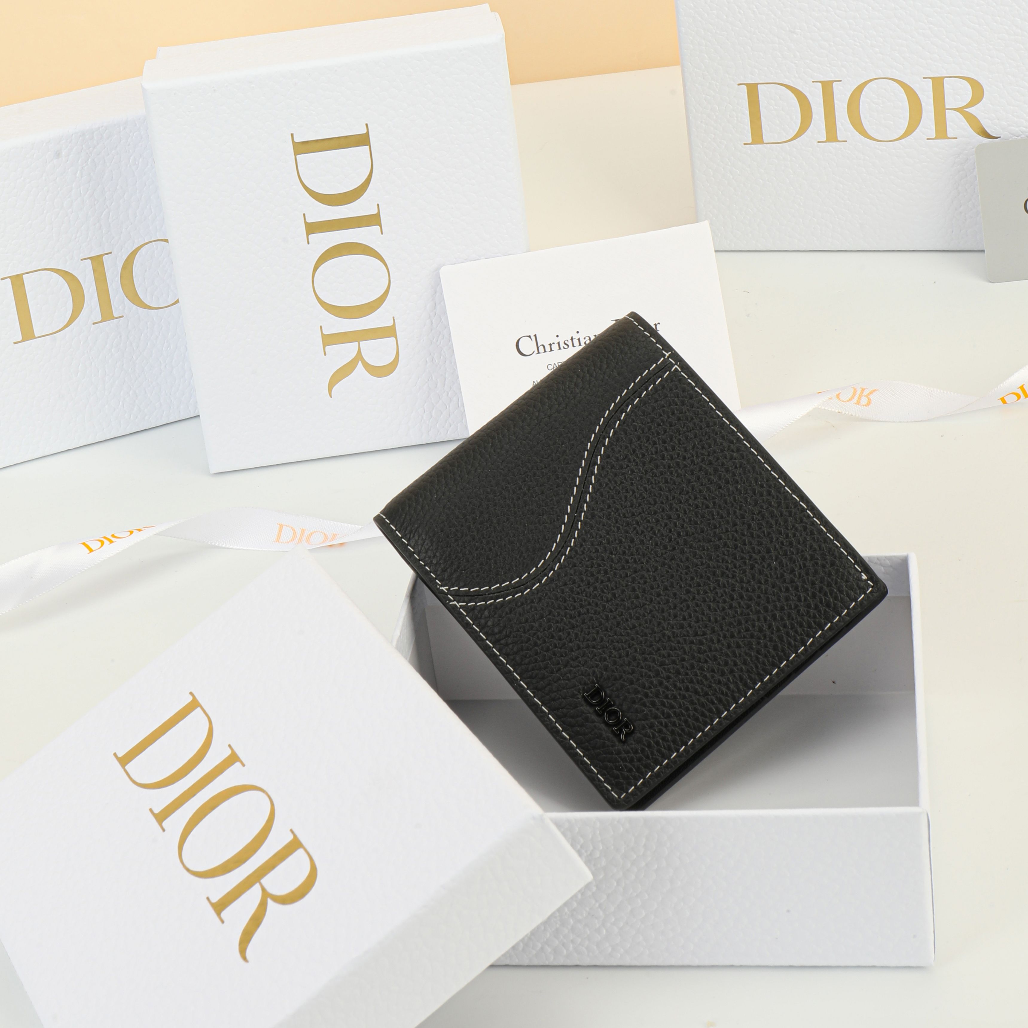 NO:853691,No. 2ADBH076YKK_H00N_TU Dimensions 11.5×9.5×3 This bifold saddle wallet is an elegant accessory that makes a statement  Dior's exquisite leather marquetry. Crafted from black grained cowhide, decorated with contrasting topstitching, highlighting the classic silhouette of the saddle series. The interior features a double cash compartment, two bill pockets and eight card slots. Bi-fold design, decorated with Dior logo on the front, can be easily put into various pockets or handbags., Dior wallet, dior, wallets, cowhide19860909编号2ADBH076YKK_H00N_TU 尺寸11.5×9.5×3 这款双折马鞍钱包是一款高雅的配饰,彰显 Dior精湛的皮革细工镶嵌工艺.采用黑色粒面牛皮革精心制作,饰以对比鲜明的缉面线,突显马鞍系列的经典廓形,内部设有一个双层现金隔层、两个票据插袋和八个卡槽.双折设计,正面饰以Dior标志,可轻松放入各式口袋或手袋中.,Dior钱包,dior,wallets,cowhide,欧美剧