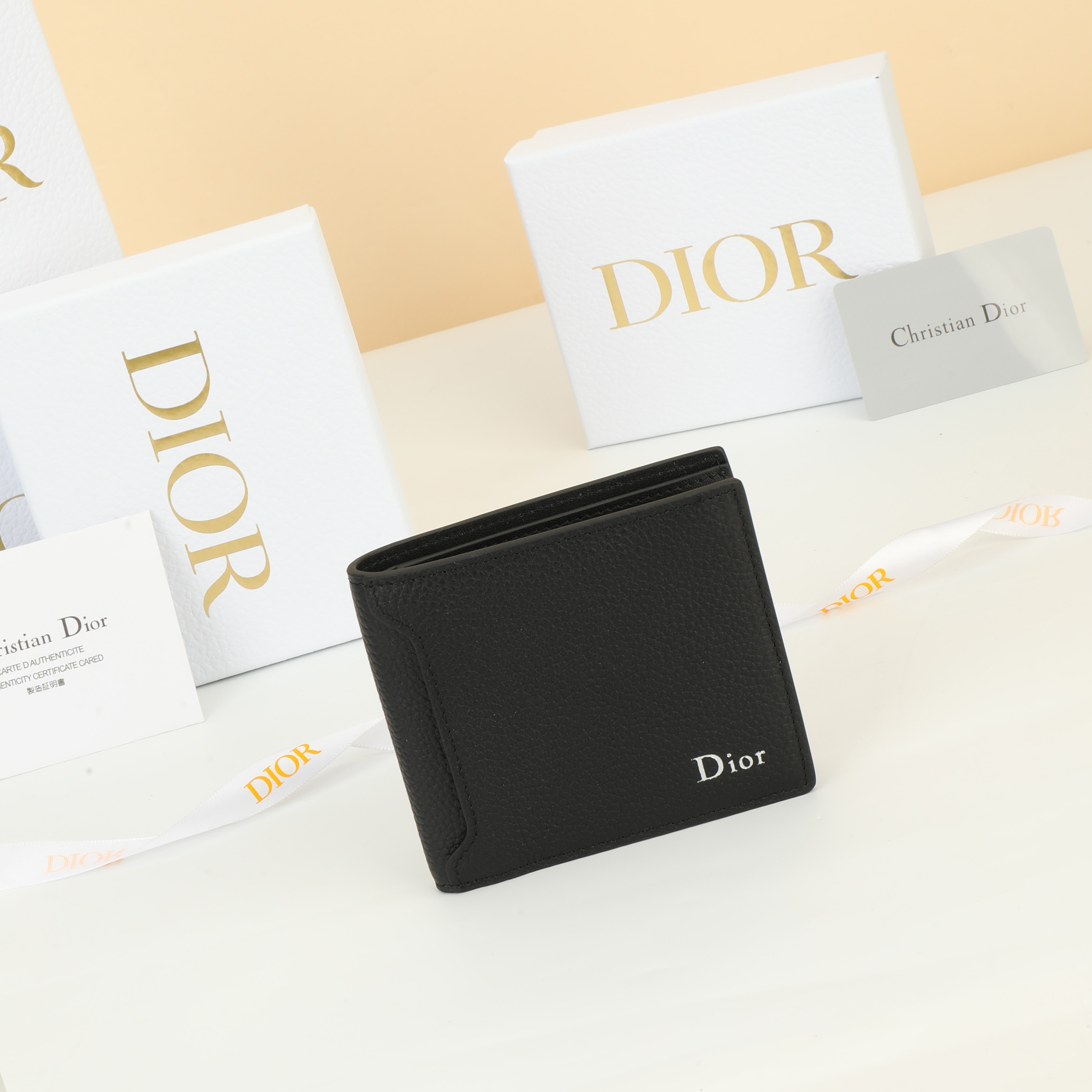 NO:853718,No. 2LLBH095MAR_H00N_TU Dimensions 11×9.5×2.5cm This Dior Archie bifold wallet shows Dior’s haute couture style and extraordinary craftsmanship, while also highlighting Jonathan Anderson (onathan Anderson)  Anderson)'s creative features. The black grained cow leather style is equipped with a front card slot to enhance the style. The interior has a double cash compartment, two bill pockets and eight card slots. The elegant bi-fold style can be easily put into a handbag or pocket., Dior wallet, dior, wallets, cowhide19860909编号2LLBH095MAR_H00N_TU 尺寸11×9.5×2.5cm 这款 Dior Archie双折钱包展现 Dior 的高订风范和非凡的精湛工艺,同时也突显乔纳森安德森(onathan Anderson)的创意特色.黑色粒面牛皮革款式,搭配一个正面卡槽提升格调,内部设有一个双层现金隔层、两个票据插袋和八个卡槽.优雅的双折款式,可轻松放入手袋或口袋中.,Dior钱包,dior,wallets,cowhide,欧美剧