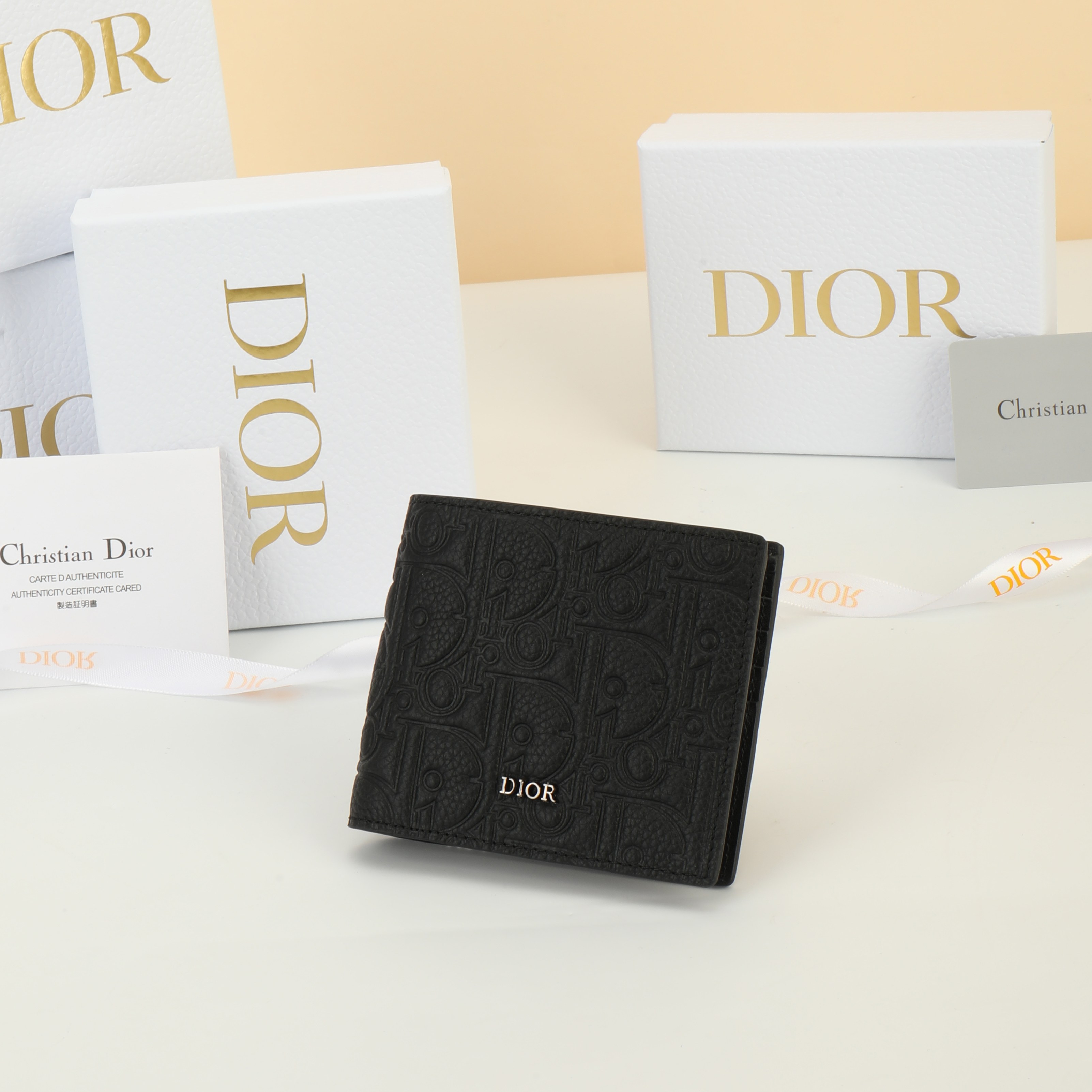 NO:853709,No. 2ESBH027FLG_H00N Size 11.5×9.5×1.7cm This bifold wallet has a sophisticated and elegant design. Dior Gravity printed effect leather uses embossing technology to delicately present the classic pattern on black cow leather, highlighting  Exquisite craftsmanship of Dior workshops. The interior features a double cash compartment, two bill pockets and eight card slots. Bi-fold style, can be easily put into a pocket or handbag., Dior wallet, dior, wallets, cowhide19860909编号2ESBH027FLG_H00N 尺寸11.5×9.5×1.7cm 这款双折钱包设计精巧而高雅. Dior Gravity印花效果皮革采用压花工艺将经典图案精致呈现于黑色牛皮革之上,彰显 Dior工坊的精湛工艺.内部设有一个双层现金隔层、两个票据插袋和八个卡槽.双折款式,可轻松放入口袋或手袋中.,Dior钱包,dior,wallets,cowhide,欧美剧