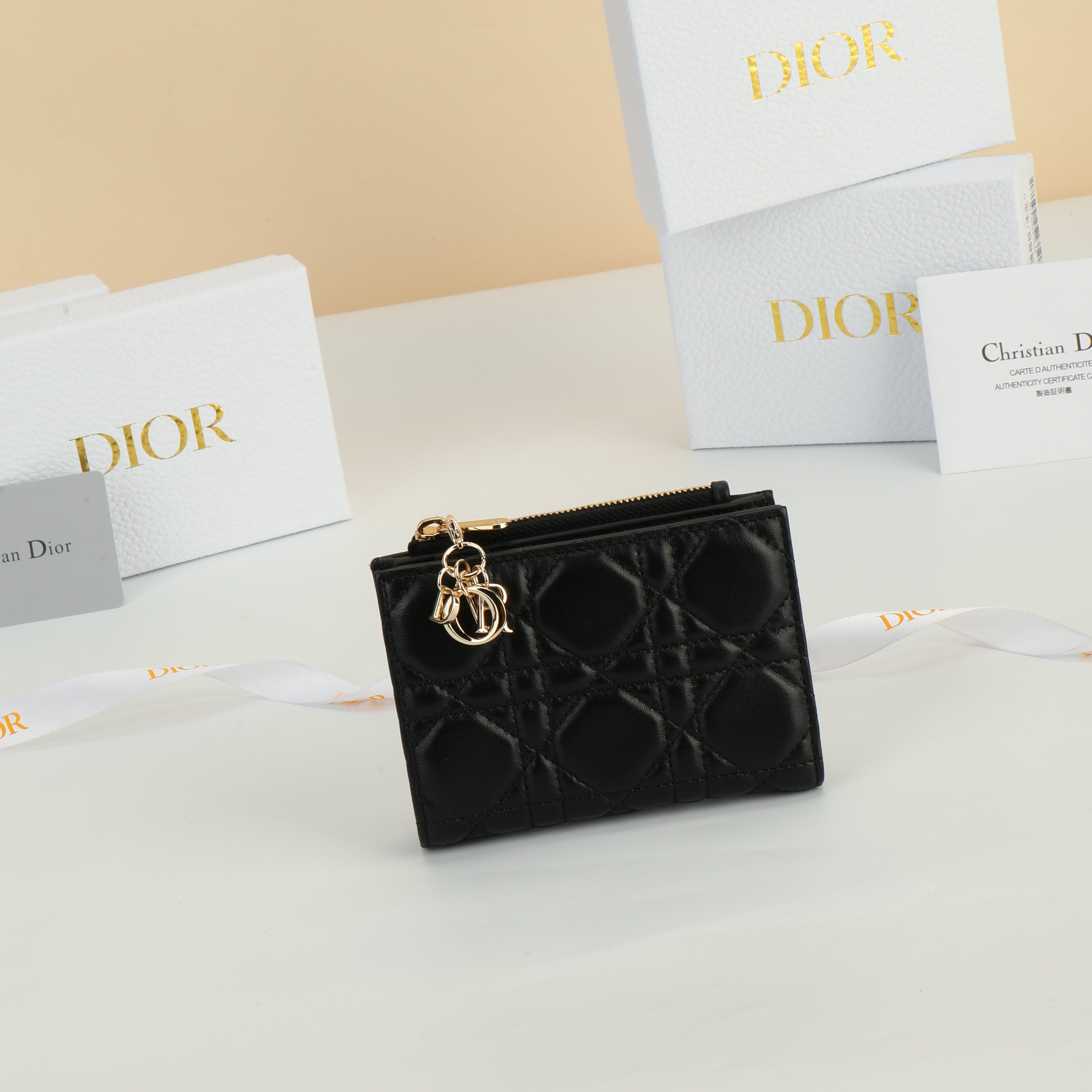 NO:853731,No. S6037ONMJ_M900_TU Size 12×9×2cm This Lady Dior Dahlia wallet is an elegant and practical classic item. It is carefully made of black sheep leather, decorated with classic cannage pattern topstitching and removable light gold finish metal D.I.O.R. pendant, faithfully continuing the classic logo of the series. Fashionable and exquisite, spacious, can be paired with Lady  Match various items from the Dior series to create an elegant matching look., Dior wallet, dior, wallets, sheepskin19860909编号S6037ONMJ_M900_TU 尺寸12×9×2cm 这款 Lady Dior Dahlia 钱包是一款优雅实用的经典单品.采用黑色羊皮革精心制作,饰以经典的藤格纹缉面线和可拆卸的浅金色饰面金属D.I.O.R.吊饰,忠实延续该系列的经典标识.时尚精美,空间宽敞,可与 Lady Dior系列的各式单品搭配,打造优雅的配套造型.,Dior钱包,dior,wallets,sheepskin,欧美剧