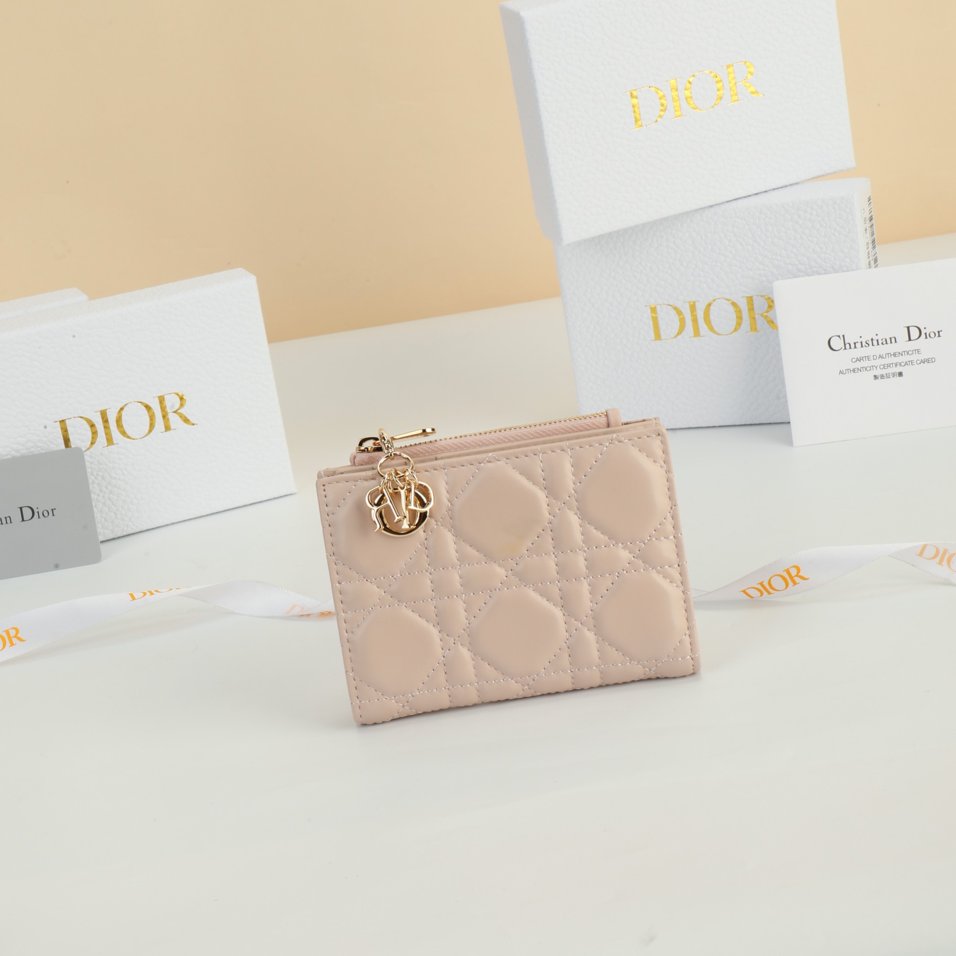 NO:853745,No. S6037ONMJ_M900_TU Size 12×9×2cm This Lady Dior Dahlia wallet is an elegant and practical classic item. It is carefully made of blush pink sheep leather, decorated with classic cannage pattern topstitching and removable light gold finish metal D.I.O.R. charm, faithfully continuing the classic logo of the series. Fashionable and exquisite, spacious, can be paired with the Lady Dior Dahlia wallet  Match various items from the Dior series to create an elegant matching look., Dior wallet, dior, wallets, sheepskin19860909编号S6037ONMJ_M900_TU 尺寸12×9×2cm 这款 Lady Dior Dahlia 钱包是一款优雅实用的经典单品.采用胭脂粉色羊皮革精心制作,饰以经典的藤格纹缉面线和可拆卸的浅金色饰面金属D.I.O.R.吊饰,忠实延续该系列的经典标识.时尚精美,空间宽敞,可与 Lady Dior系列的各式单品搭配,打造优雅的配套造型.,Dior钱包,dior,wallets,sheepskin,欧美剧
