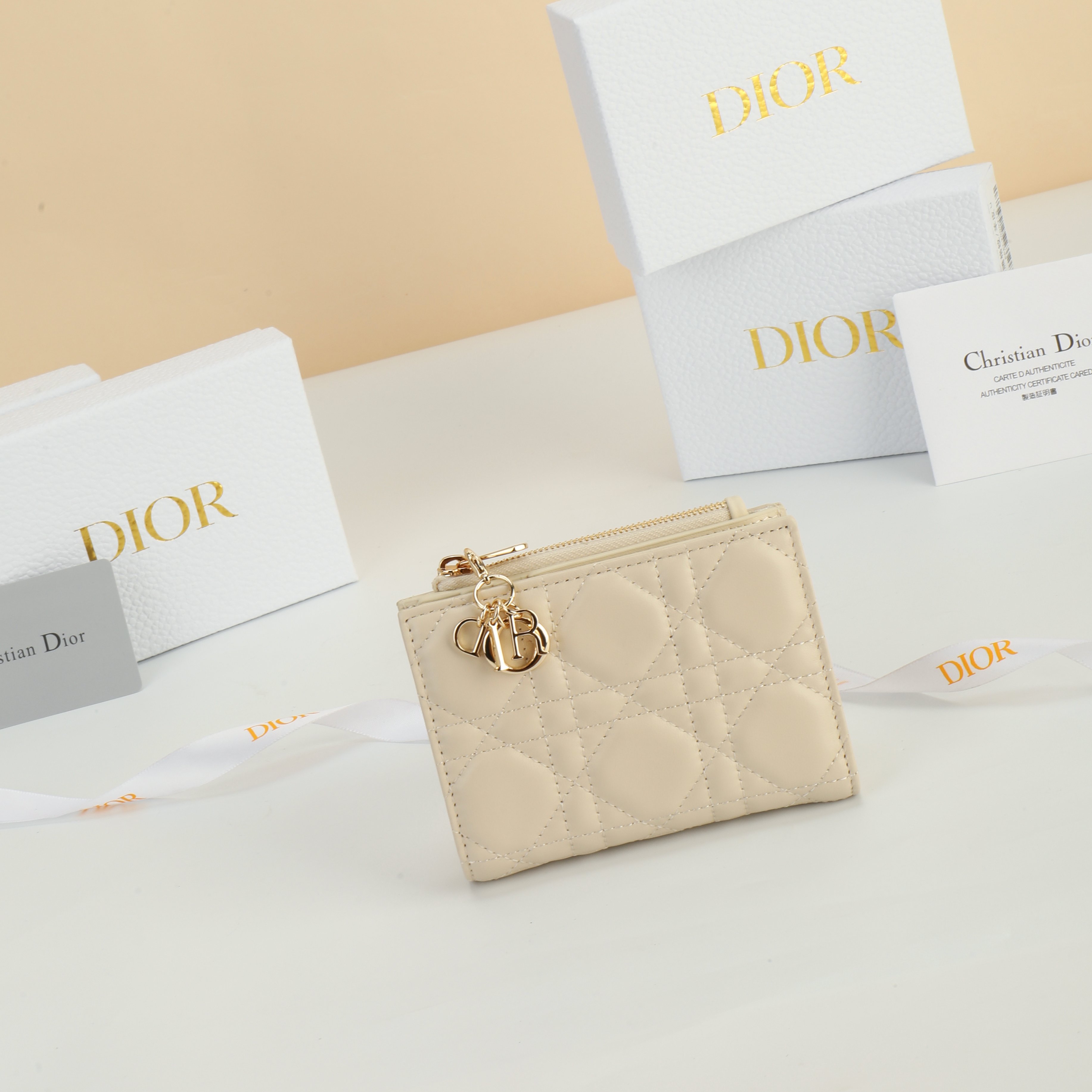 NO:853756,No. S6037ONMJ_M900_TU Size 12×9×2cm This Lady Dior Dahlia wallet is an elegant and practical classic item. It is carefully made of blush beige sheep leather, decorated with classic cannage pattern topstitching and removable light gold finish metal D.I.O.R. charm, faithfully continuing the classic logo of the series. Fashionable and exquisite, spacious, can be paired with Lady  Match various items from the Dior series to create an elegant matching look., Dior wallet, dior, wallets, sheepskin19860909编号S6037ONMJ_M900_TU 尺寸12×9×2cm 这款 Lady Dior Dahlia 钱包是一款优雅实用的经典单品.采用胭脂米色羊皮革精心制作,饰以经典的藤格纹缉面线和可拆卸的浅金色饰面金属D.I.O.R.吊饰,忠实延续该系列的经典标识.时尚精美,空间宽敞,可与 Lady Dior系列的各式单品搭配,打造优雅的配套造型.,Dior钱包,dior,wallets,sheepskin,欧美剧