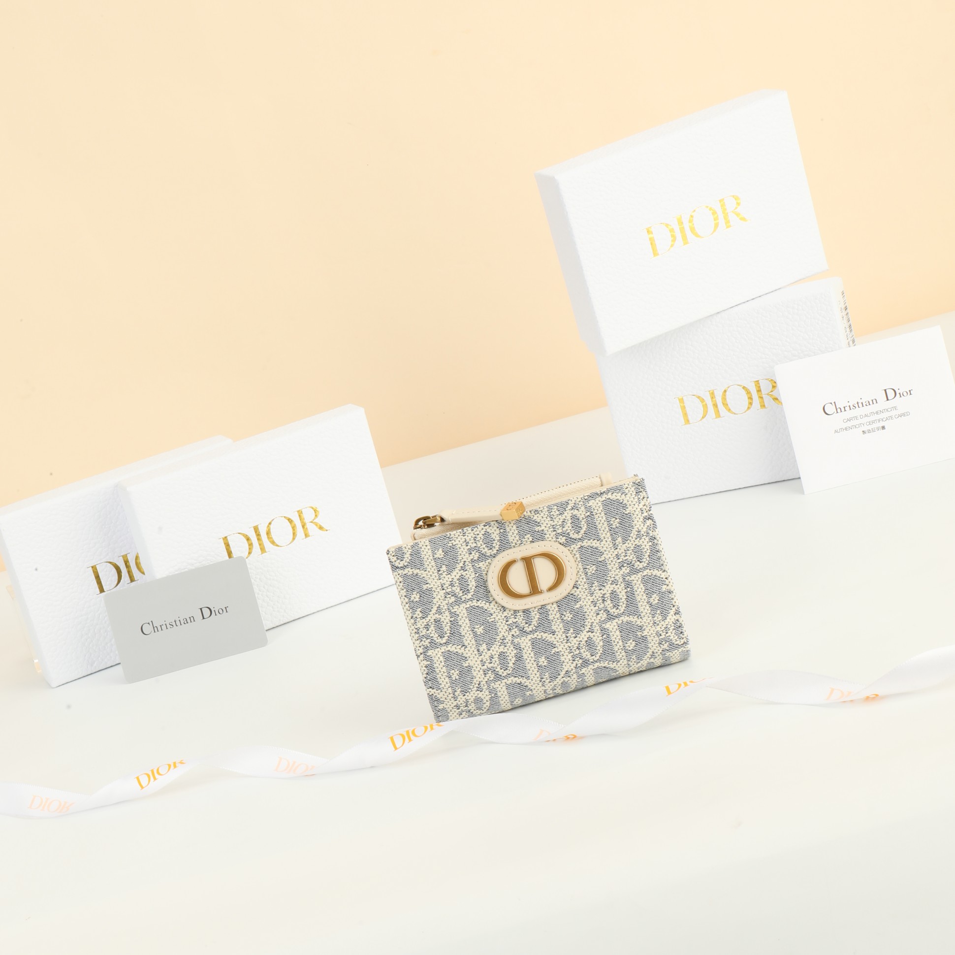 NO:853765,No. S2197UTZQ_M932 Size 12×9×2cm This 30 Montaigne Dahlia wallet is an elegant and practical classic item. It is carefully made of Oblique printed fabrics and other materials, and the front is decorated with a CD logo to enhance the style. It has six card slots, multiple pouches and a compartment. It is an ideal daily companion and can be matched with other 30 Montaigne items., Dior wallet, dior, wallets19860909编号S2197UTZQ_M932 尺寸12×9×2cm 这款 30 Montaigne Dahlia钱包是一款优雅实用的经典单品.采用酒棷草 Oblique印花面料等材质精心制作,正面饰以CD 标志提升格调.设有六个卡槽、多个小袋和一个隔层,是日常的理想良伴,可与其他30 Montaigne 单品搭配.,Dior钱包,dior,wallets,欧美剧