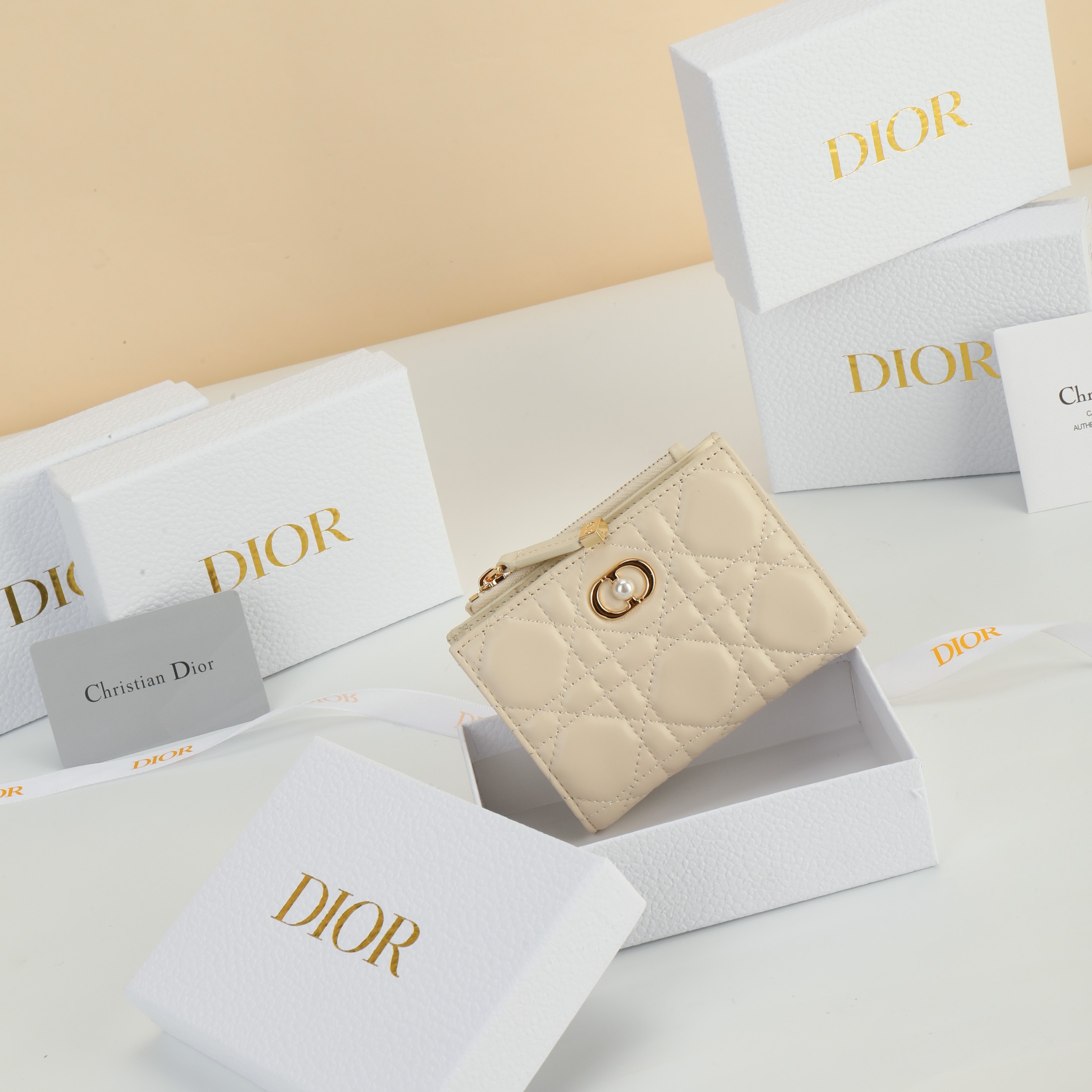 NO:853653,No. S3113UNJB_M Size 12×9×2cm This Dior Jolie Glycine wallet is compact and practical, highlighting your personality. It is carefully made of blush beige sheep leather, decorated with cannage pattern topstitching, and embellished with the CD logo decorated with resin beads. It is elegant and refined, can store a variety of daily necessities, suitable for various occasions, and can be matched with other Dior Jolie items., Dior wallet, dior, wallets, sheepskin19860909编号S3113UNJB_M 尺寸12×9×2cm 这款 Dior Jolie Glycine钱包精巧实用,彰显个性.采用胭脂米色羊皮革精心制作,饰以藤格纹缉面线,点缀以树脂珠饰装饰的CD标志.高雅精致,可收纳各种日常用品,适合各种场合,可与其他Dior Jolie 单品搭配.,Dior钱包,dior,wallets,sheepskin,欧美剧
