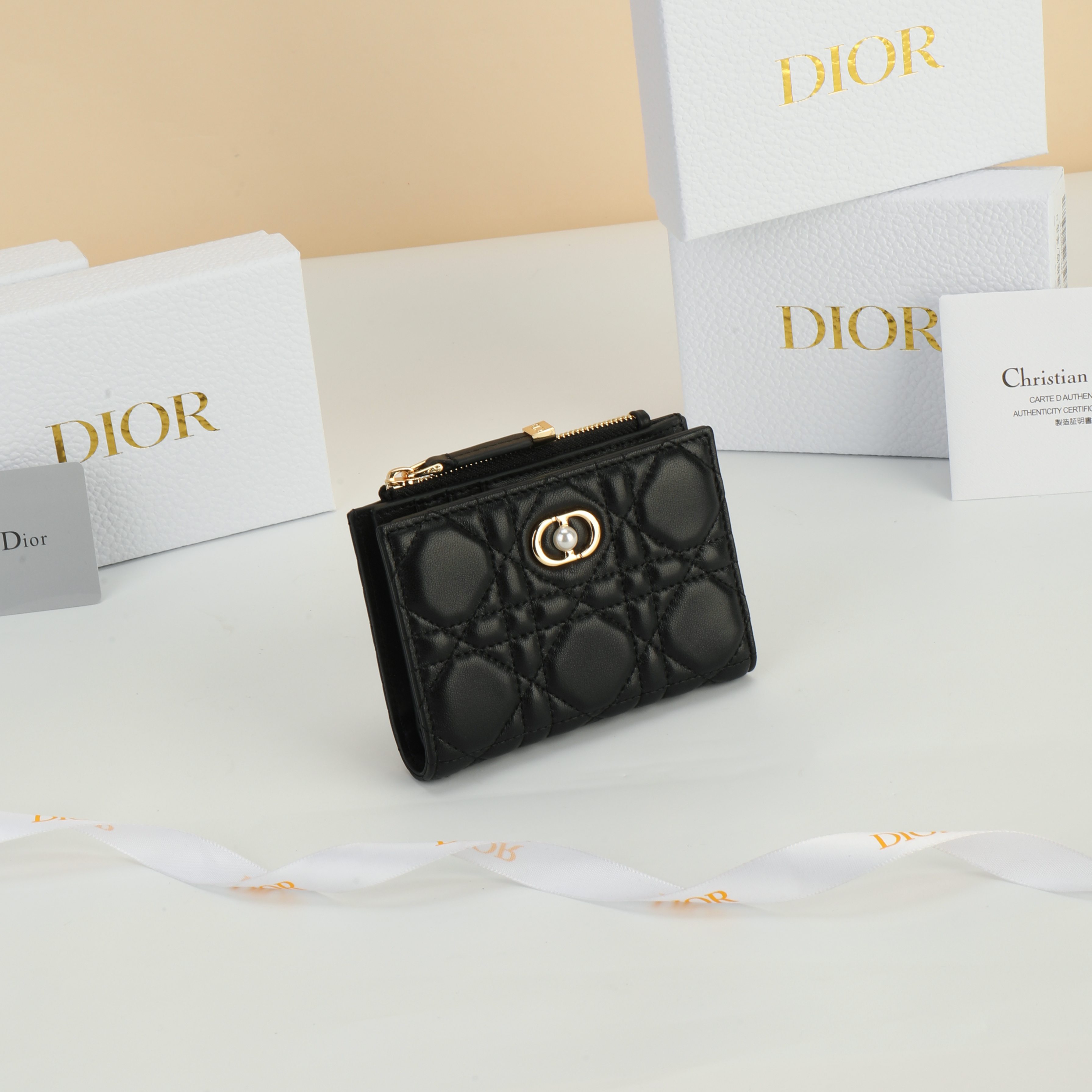 NO:853679,No. S3113UNJB_M Size 12×9×2cm This Dior Jolie Glycine wallet is compact and practical, highlighting your personality. It is carefully made of black sheep leather, decorated with cannage pattern topstitching, and embellished with the CD logo decorated with resin beads. It is elegant and refined, can store a variety of daily necessities, suitable for various occasions, and can be matched with other Dior Jolie items., Dior wallet, dior, wallets, sheepskin19860909编号S3113UNJB_M 尺寸12×9×2cm 这款 Dior Jolie Glycine钱包精巧实用,彰显个性.采用黑色羊皮革精心制作,饰以藤格纹缉面线,点缀以树脂珠饰装饰的CD标志.高雅精致,可收纳各种日常用品,适合各种场合,可与其他 Dior Jolie 单品搭配.,Dior钱包,dior,wallets,sheepskin,欧美剧