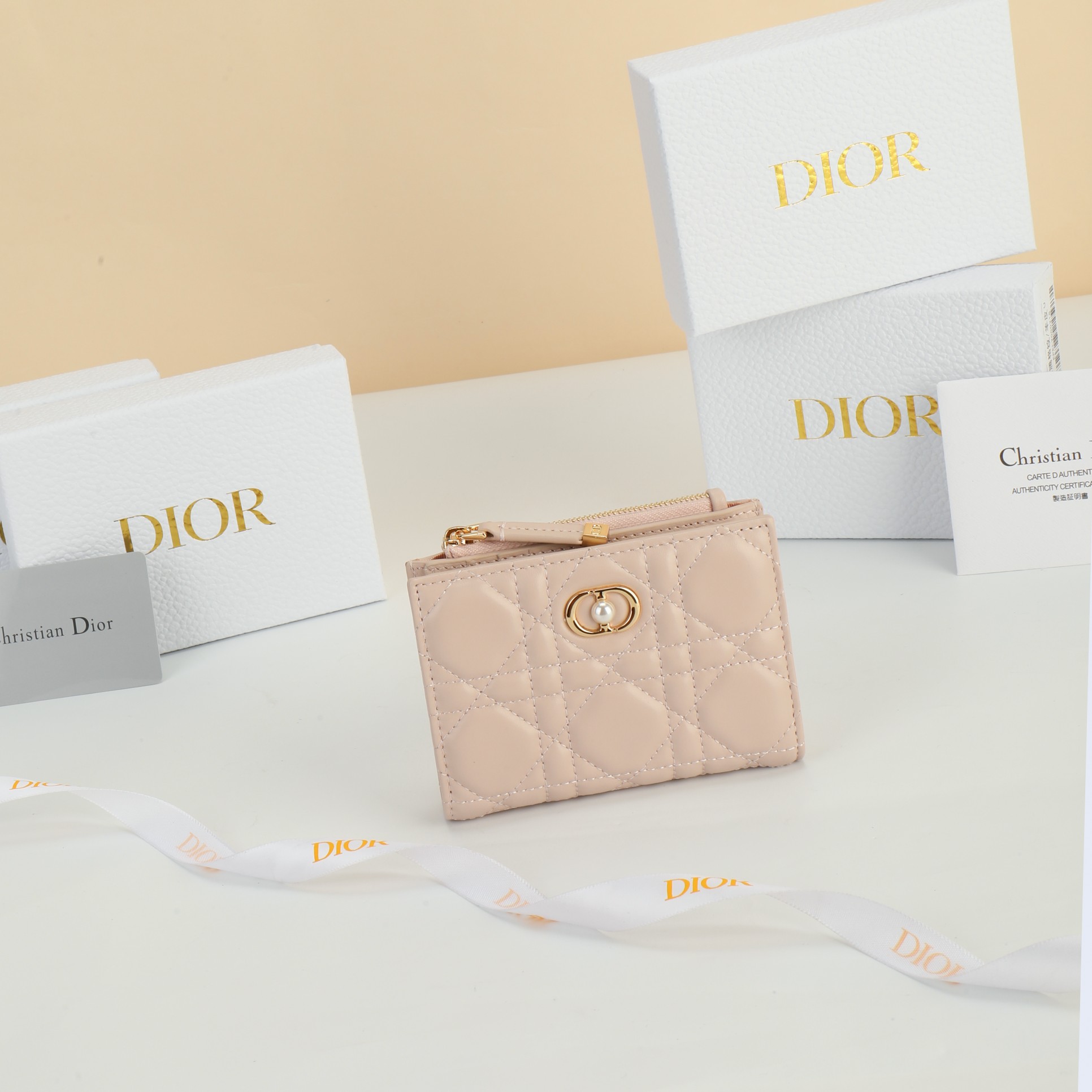NO:853666,No. S3113UNJB_M Size 12×9×2cm This Dior Jolie Glycine wallet is compact and practical, highlighting your personality. It is carefully made of blush pink sheep leather, decorated with cannage pattern topstitching, and embellished with the CD logo decorated with resin beads. It is elegant and refined, can store a variety of daily necessities, suitable for various occasions, and can be matched with other Dior Jolie items., Dior wallet, dior, wallets, sheepskin19860909编号S3113UNJB_M 尺寸12×9×2cm 这款 Dior Jolie Glycine钱包精巧实用,彰显个性.采用胭脂粉色羊皮革精心制作,饰以藤格纹缉面线,点缀以树脂珠饰装饰的CD标志.高雅精致,可收纳各种日常用品,适合各种场合,可与其他 Dior Jolie 单品搭配.,Dior钱包,dior,wallets,sheepskin,欧美剧