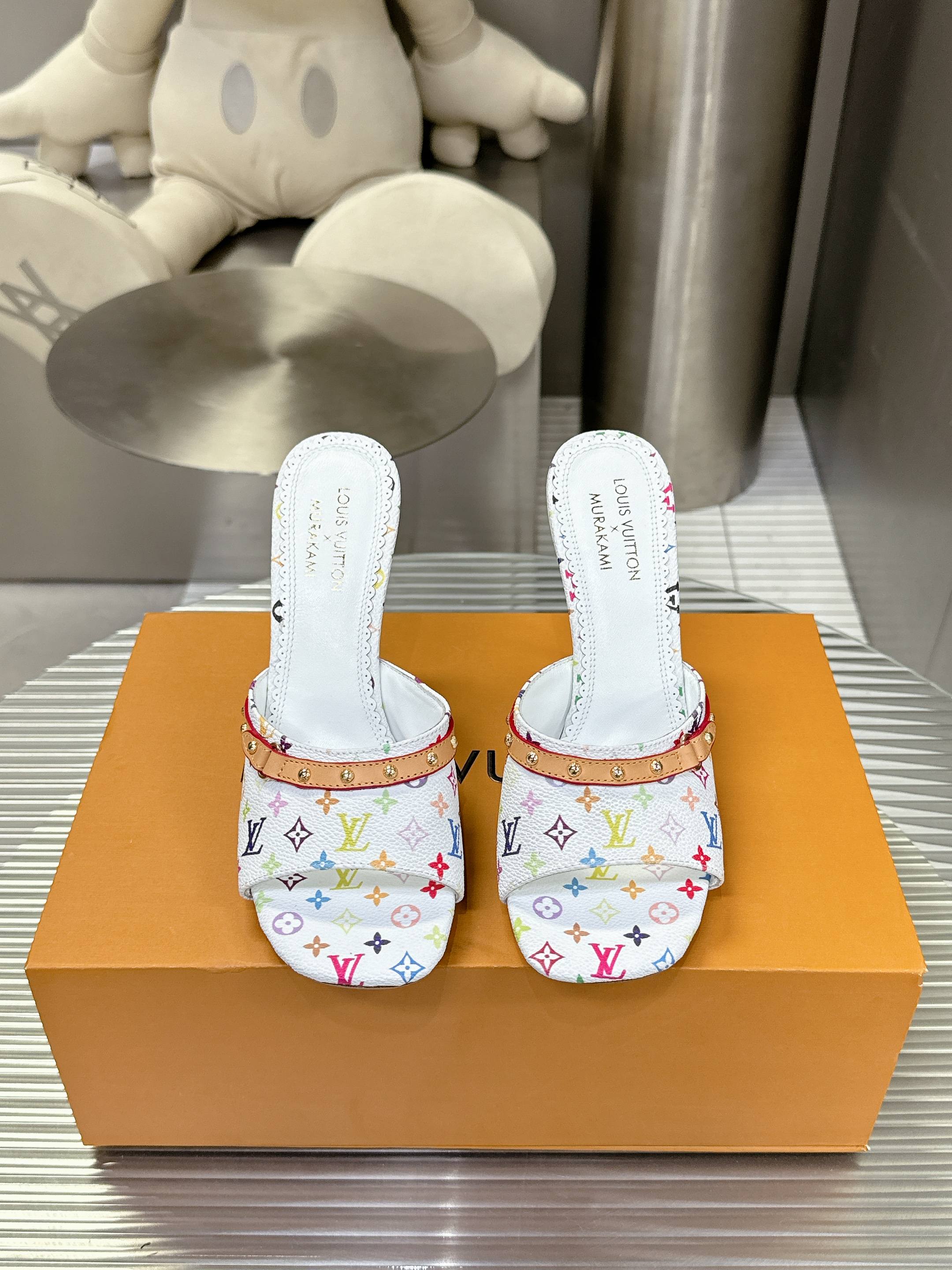 NO:231377,High heels 8.5Cmm [leather sole] 24S spring and summer new denim denim cat heel series Lv presbyopia is more durable the more you look. Adding denim makes it look more playful. Summer paired with shorts short skirts and wide-leg trousers are very good. Kitten heels are also of a certain height. Summer sisters must compete. Size 35-39 34-40-41-42 Can be customized, slippers, louis vuitton, slippers, skirts, shorts, Leather soles19860909高跟8.5Cmm【真皮大底】  24S春夏新款丹宁牛仔猫跟系列 Lv老花越看越耐看 加上牛仔就又多一点俏皮感 夏日搭配短裤短裙阔腿长裤都很好看小猫跟也有一定的高度夏日姐妹必冲 码数35-39 34-40-41-42可以定制,拖鞋,louis vuitton,slippers,skirts,shorts,Leather soles,Women's Shoes