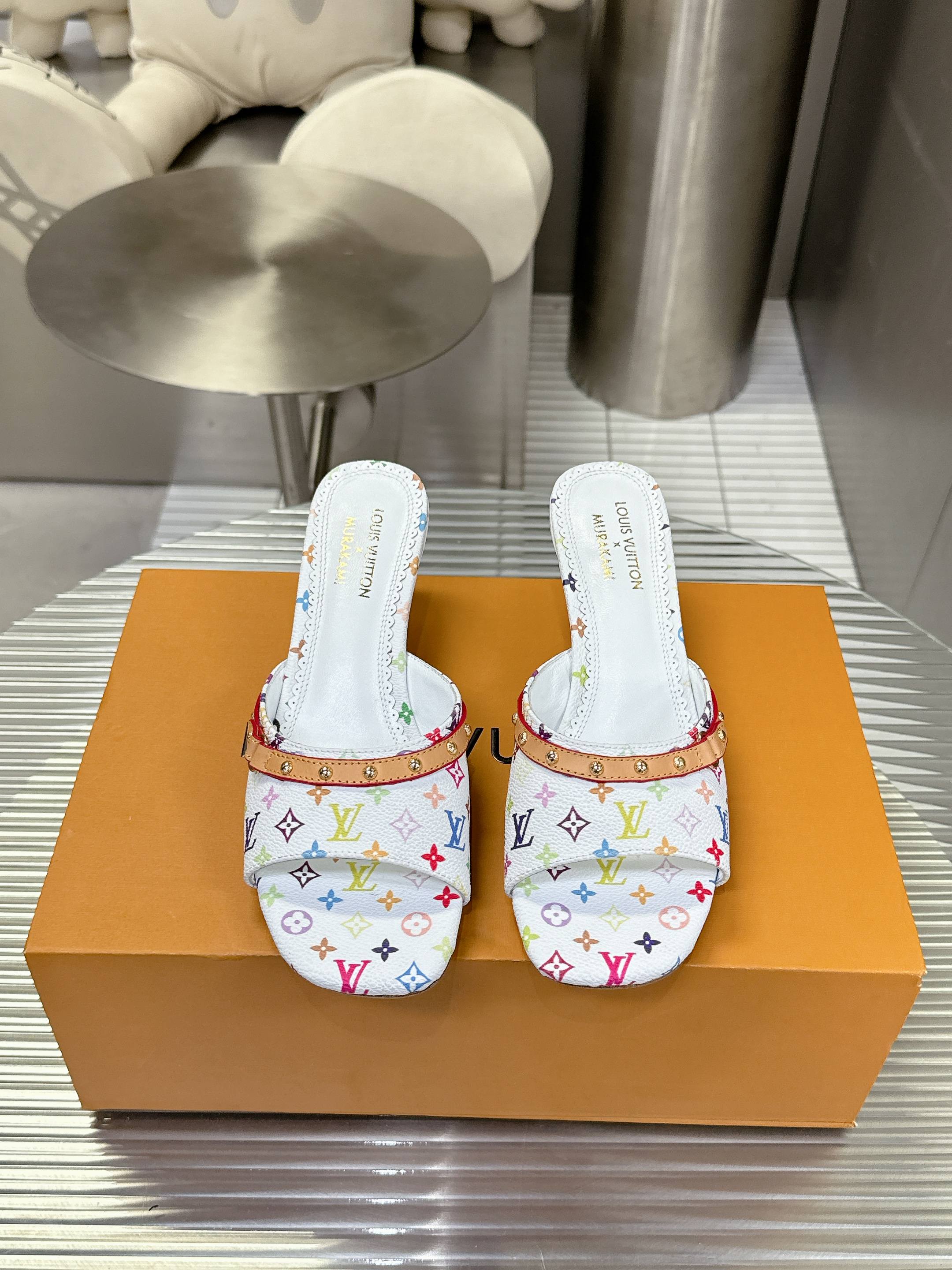 NO:231379,Cat heel 5.5Cmm [Leather sole] 24S spring and summer new denim denim cat heel series Lv presbyopia is more durable the more you look. Add denim to it, and it makes you feel more playful. Summer paired with shorts, short skirts, wide-leg trousers are all very good. Kitten heels are also of a certain height. Summer sisters must compete. Size 35-39 34-40-41-42 Can be customized, slippers, louis vuitton, slippers, skirts, shorts, Leather soles19860909猫跟5.5Cmm【真皮大底】  24S春夏新款丹宁牛仔猫跟系列 Lv老花越看越耐看 加上牛仔就又多一点俏皮感 夏日搭配短裤短裙阔腿长裤都很好看小猫跟也有一定的高度夏日姐妹必冲 码数35-39 34-40-41-42可以定制,拖鞋,louis vuitton,slippers,skirts,shorts,Leather soles,Women's Shoes