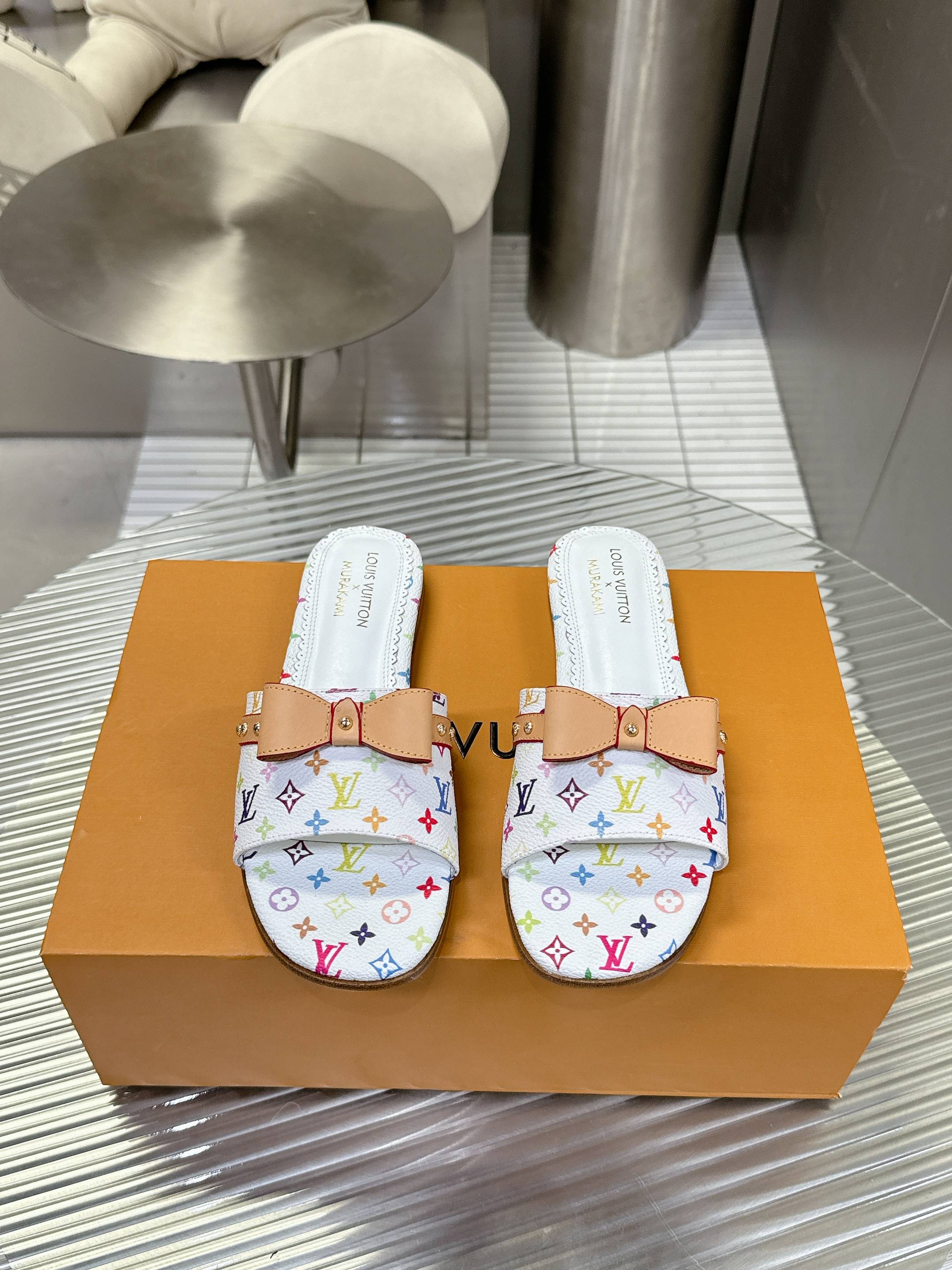 NO:231381,Flat sole [Leather sole] 24S spring and summer new denim denim cat heel series Lv presbyopia is more durable the more you look. Adding denim is a little more playful. Summer paired with shorts, short skirts, wide-leg trousers are all very good. Kitten heels are also of a certain height. Summer sisters must compete for. Size 35-39 34-40-41-42 Can be customized, slippers, louis vuitton, slippers, skirts, shorts, Leather soles19860909平底【真皮大底】  24S春夏新款丹宁牛仔猫跟系列 Lv老花越看越耐看 加上牛仔就又多一点俏皮感 夏日搭配短裤短裙阔腿长裤都很好看小猫跟也有一定的高度夏日姐妹必冲 码数35-39 34-40-41-42可以定制,拖鞋,louis vuitton,slippers,skirts,shorts,Leather soles,Women's Shoes