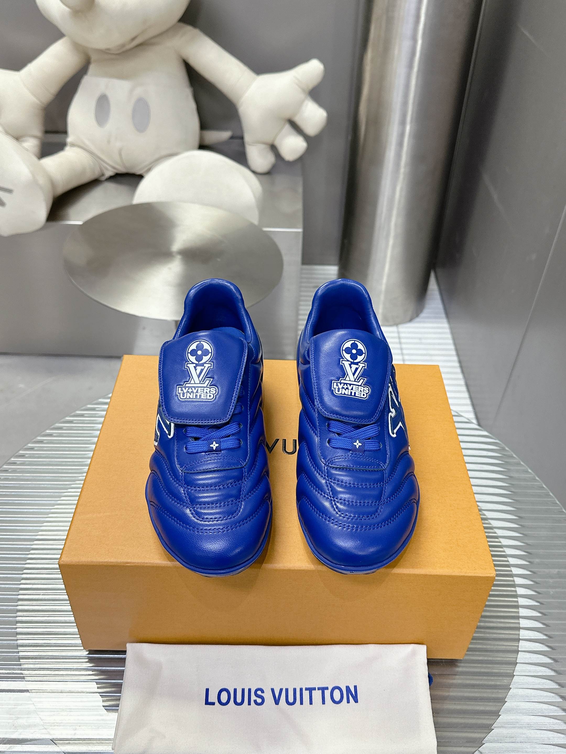 NO:238835,LV couple football shoes!  Pharrell Wiliams draws inspiration from football that spans generations and cultures, and launched LVFOOTPRINT sneakers at the 2025 spring and summer fashion show, interpreting the unity spirit and universal value themes of the season. The simple silhouette blends the side V letters, and the LVers United logo on the tongue pays tribute to the football team, and the palm print rubber outsole is once again embellished with the brand logo. 35-45 (41 women and 46 men are customized for no return or exchange), casual shoes/sports shoes, louis vuitton, versace, sneakers19860909LV情侣款足球鞋！Pharrell Wiliams从跨越世代和文化的足球运动中汲取灵感,于2025春夏时装秀推出LVFOOTPRINT运动鞋,演绎当季的团结精神与普世价值主题.简洁廓形融合侧面V字母,鞋舌的LVers United标识致敬足球劲旅,掌印橡胶外底再度点缀品牌标识.35-45（41女46男订做不退换）,休闲鞋/运动鞋,louis vuitton,versace,sneakers,Women's Shoes